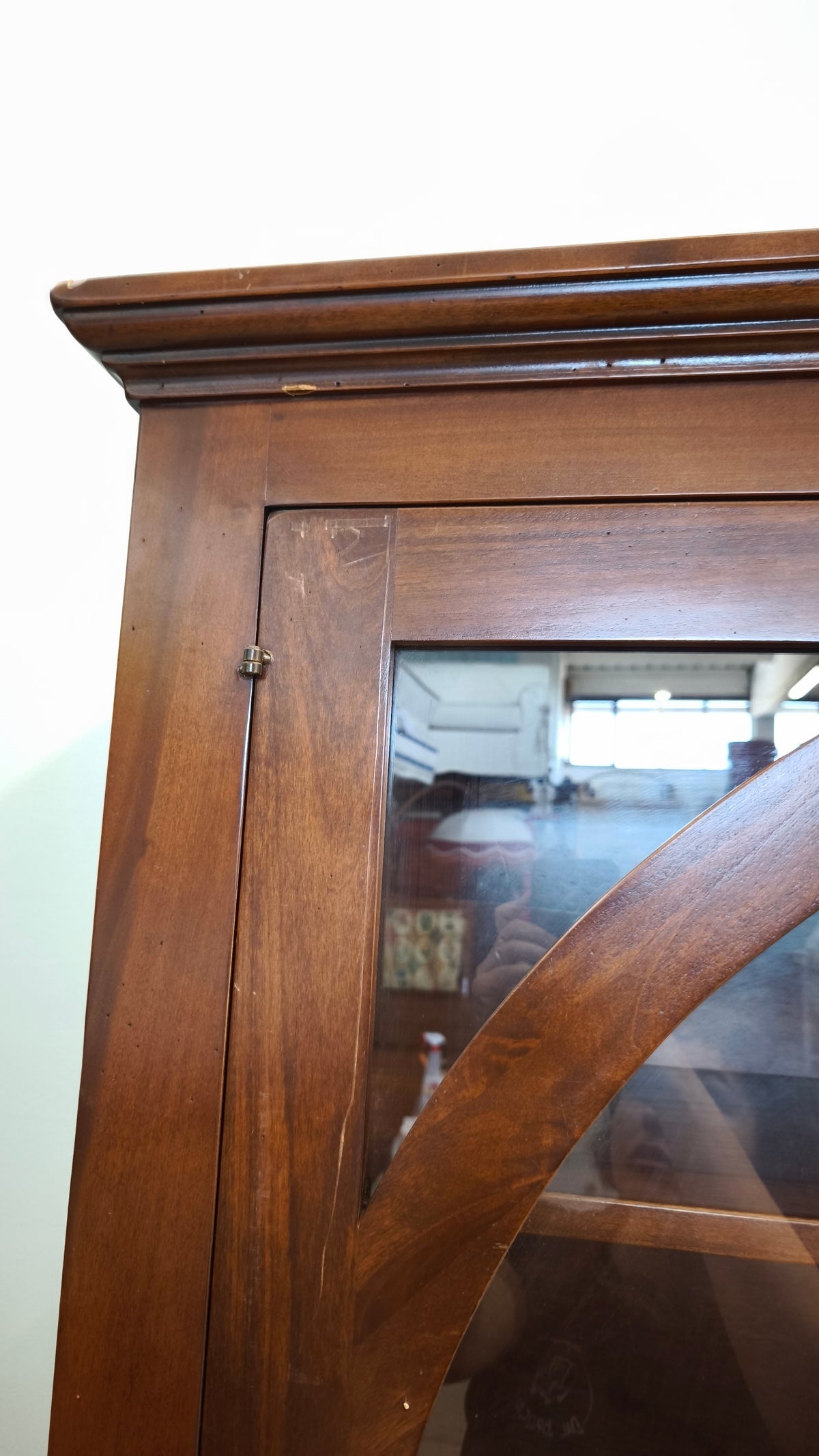 257 Vetrina in legno con due sportelli e due cassetti