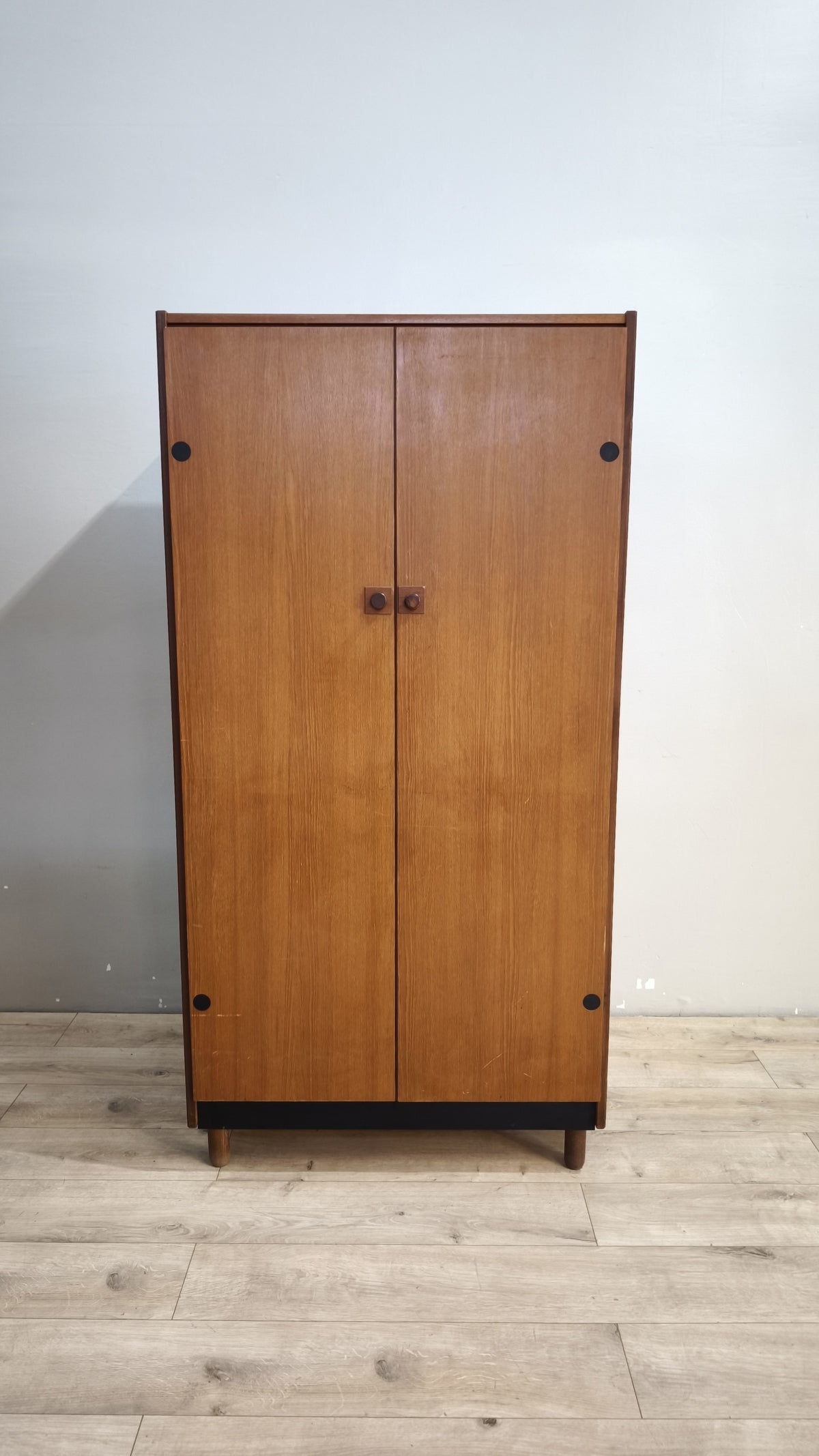 93182 Armadio vintage stile nordico impiallacciato in teak, anni '60