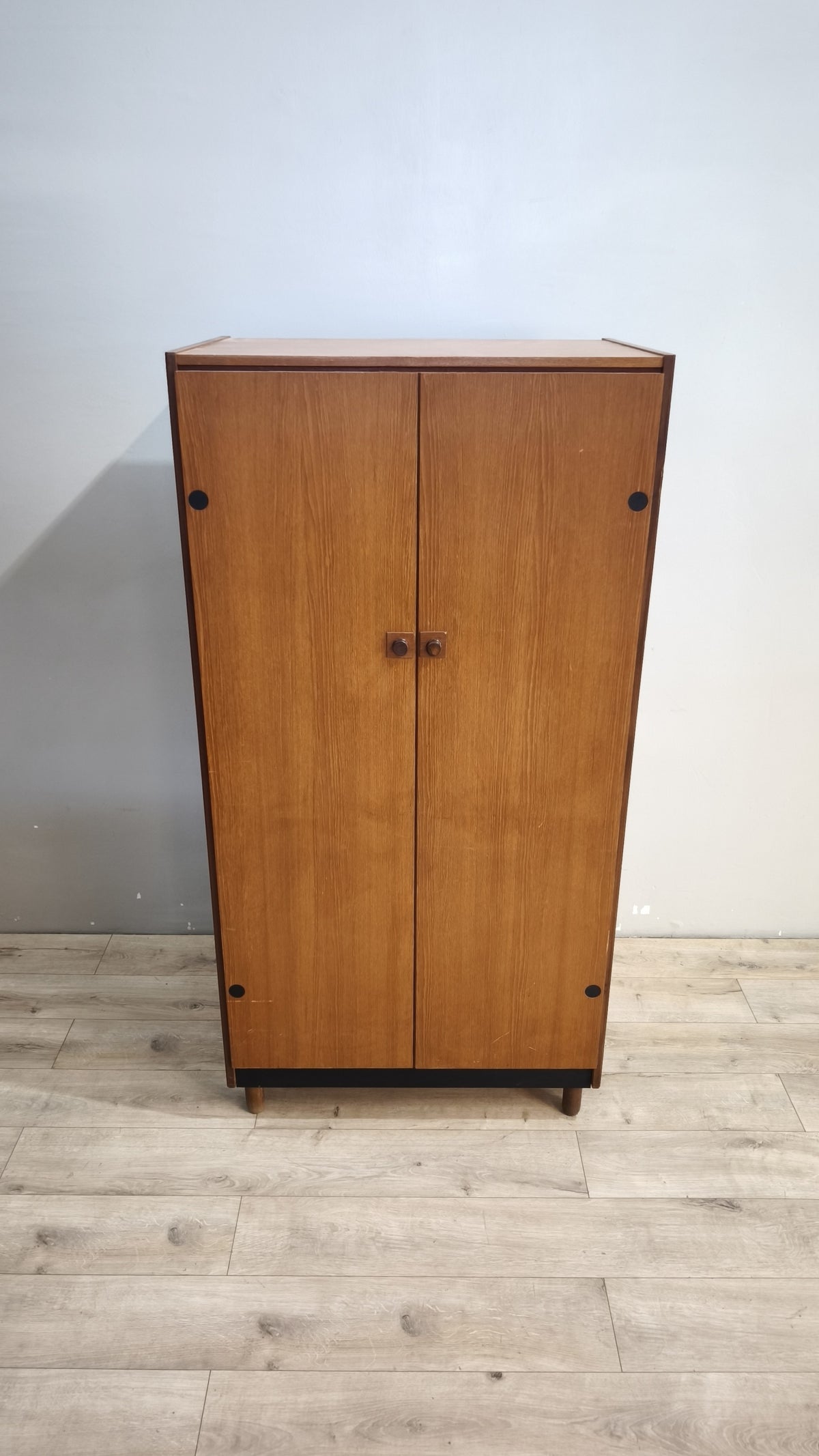 93182 Armadio vintage stile nordico impiallacciato in teak, anni '60