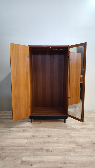 93182 Armadio vintage stile nordico impiallacciato in teak, anni '60