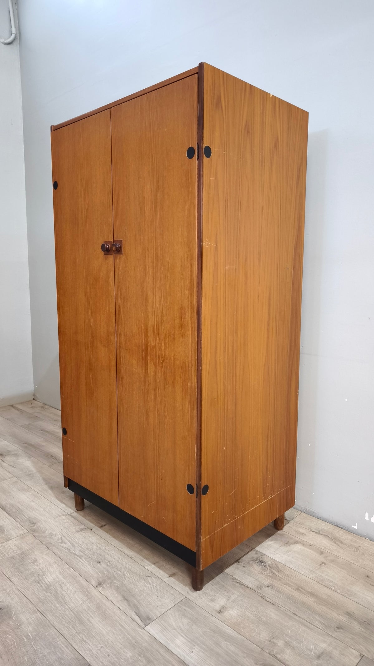 93182 Armadio vintage stile nordico impiallacciato in teak, anni '60