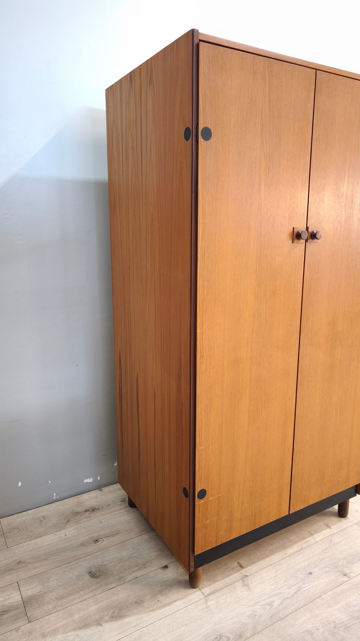 93182 Armadio vintage stile nordico impiallacciato in teak, anni '60