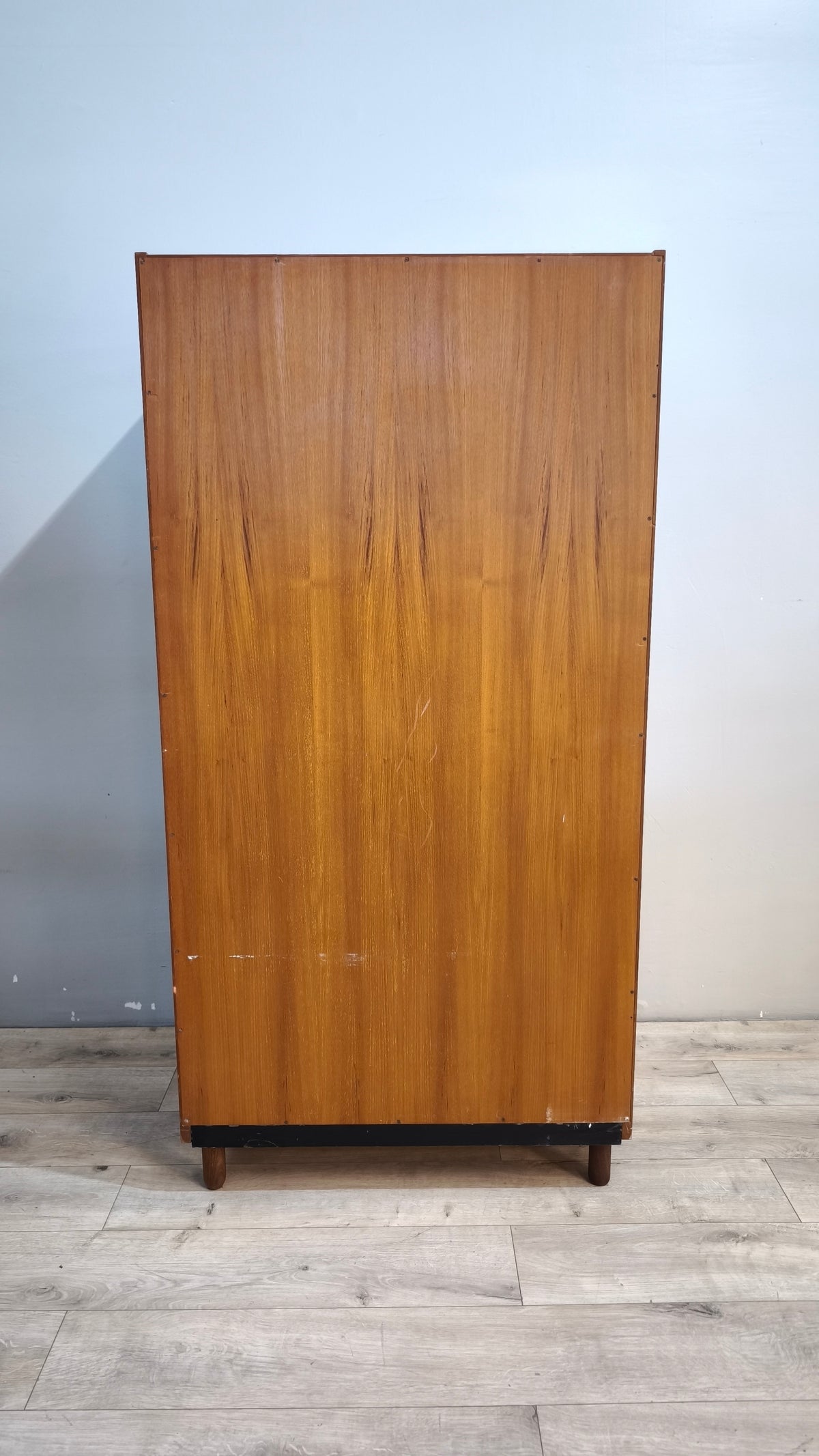 93182 Armadio vintage stile nordico impiallacciato in teak, anni '60