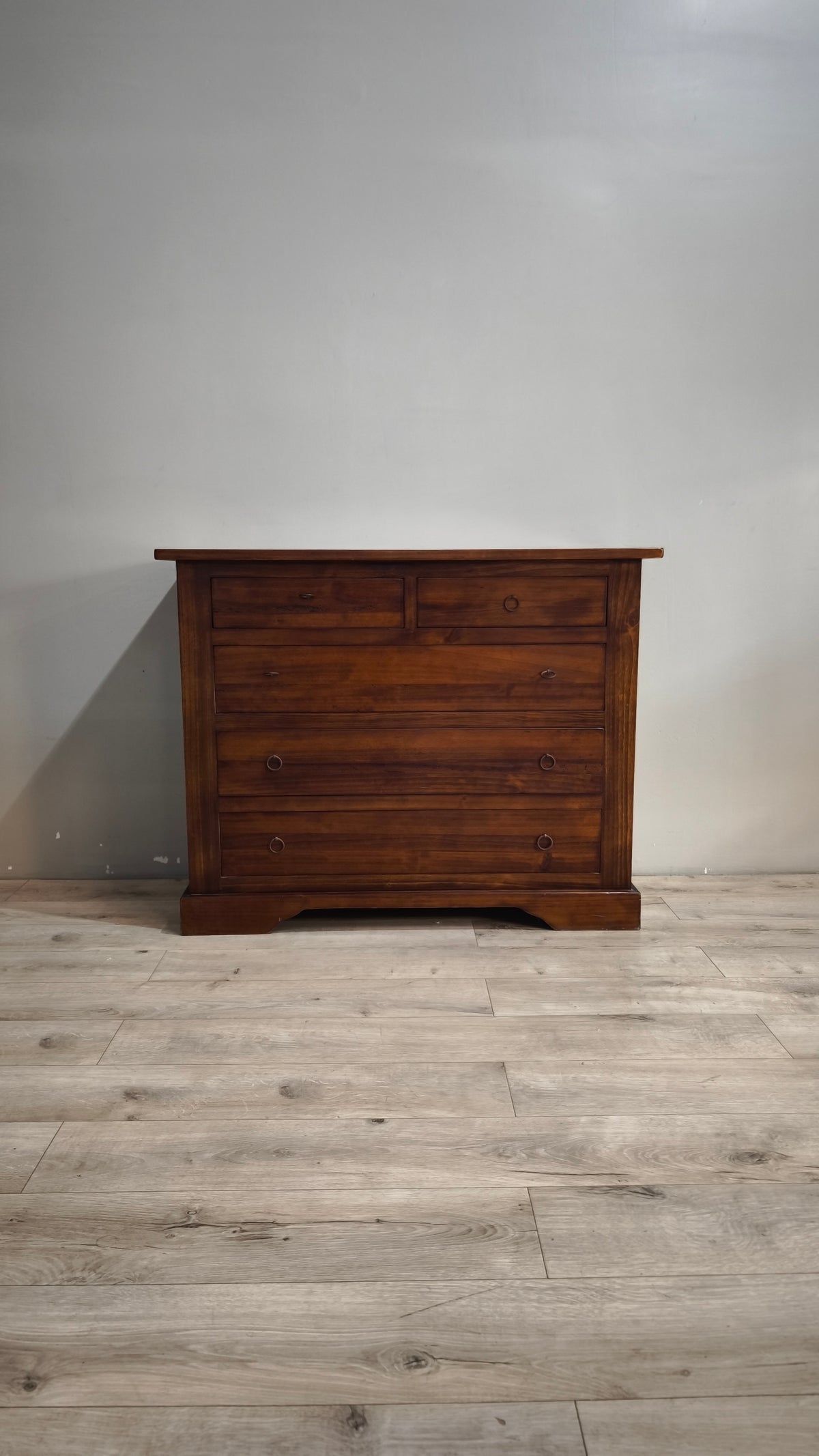 258 Cassettiera in legno con cinque cassetti