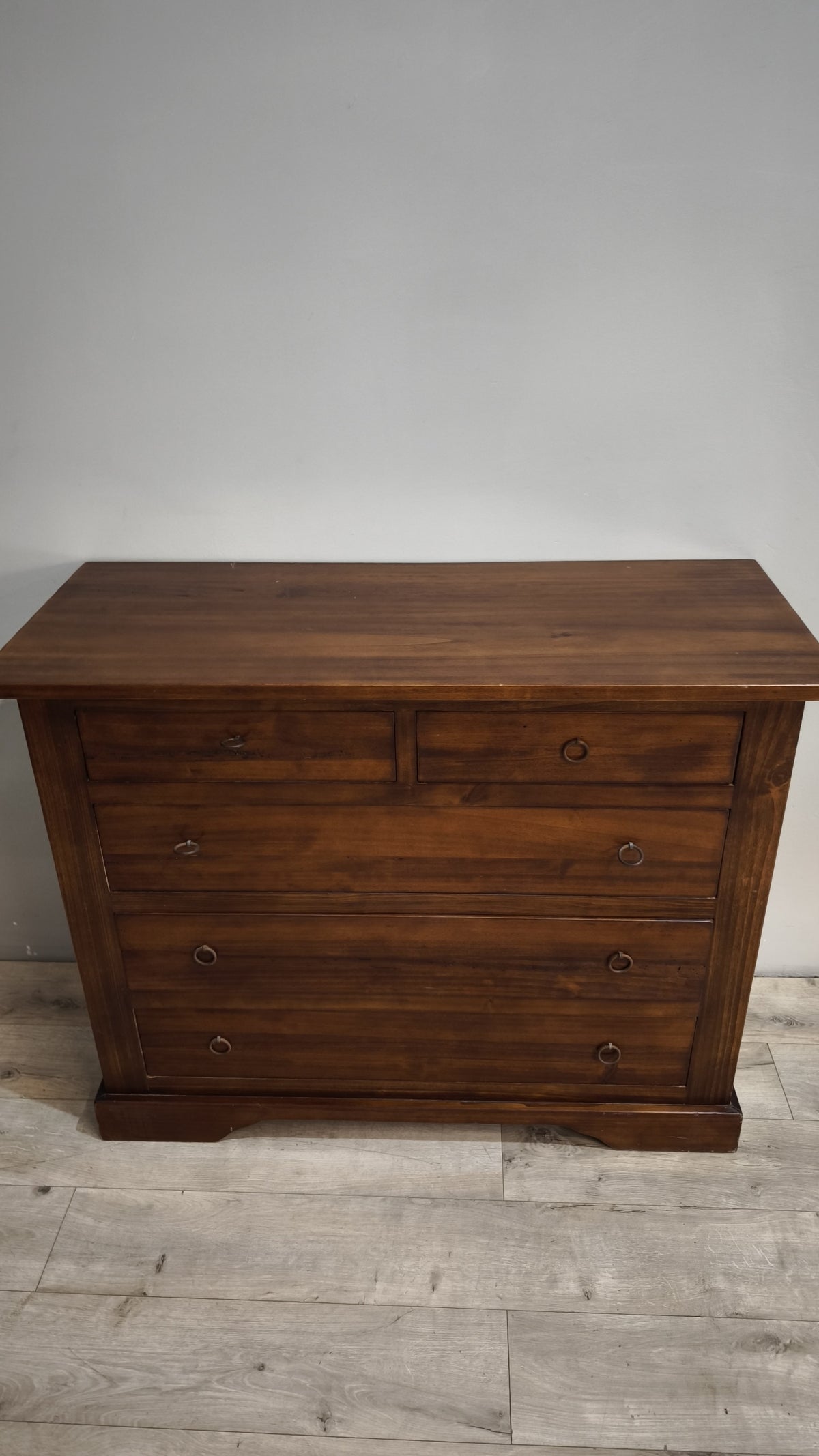 258 Cassettiera in legno con cinque cassetti