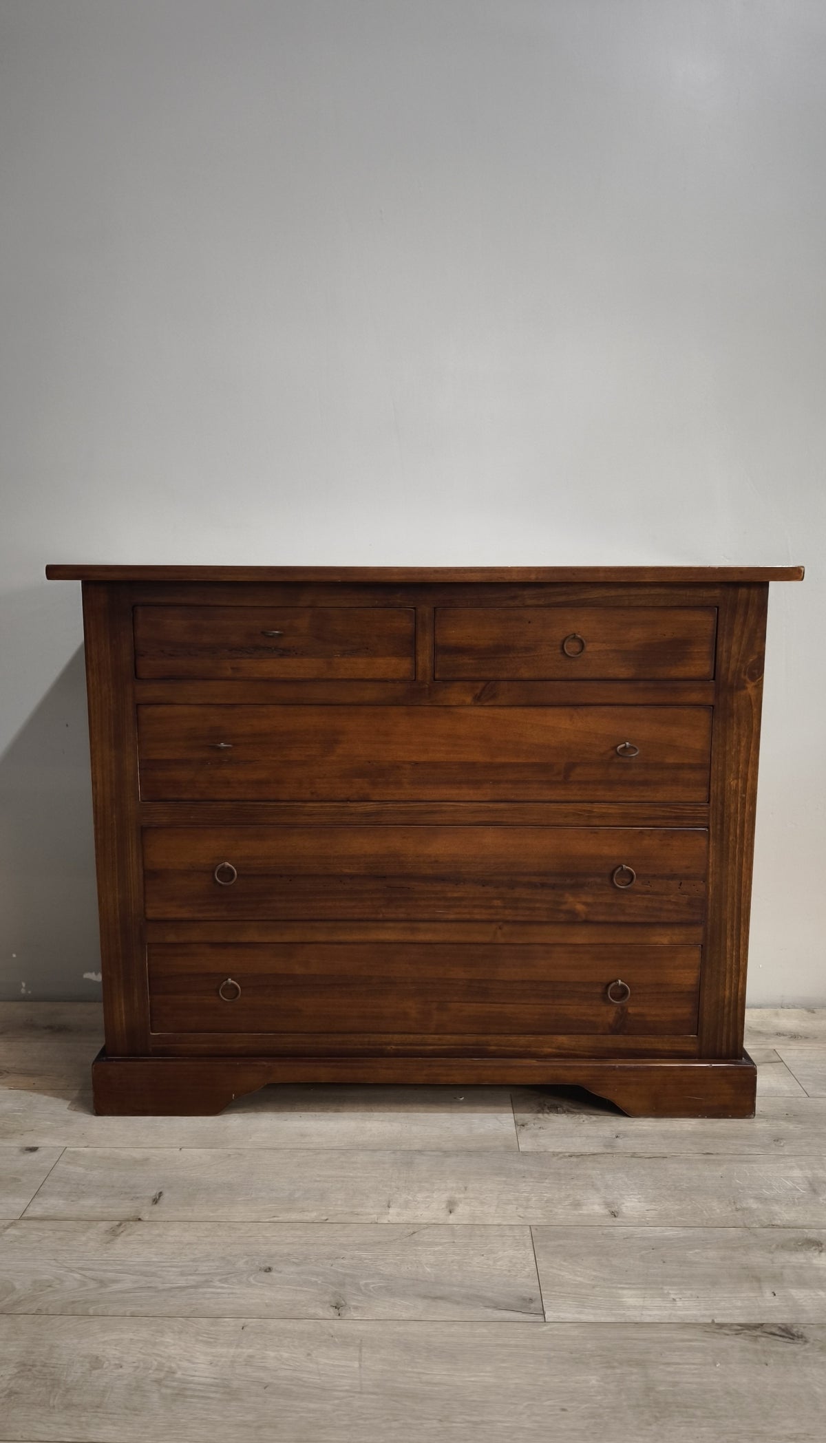 258 Cassettiera in legno con cinque cassetti