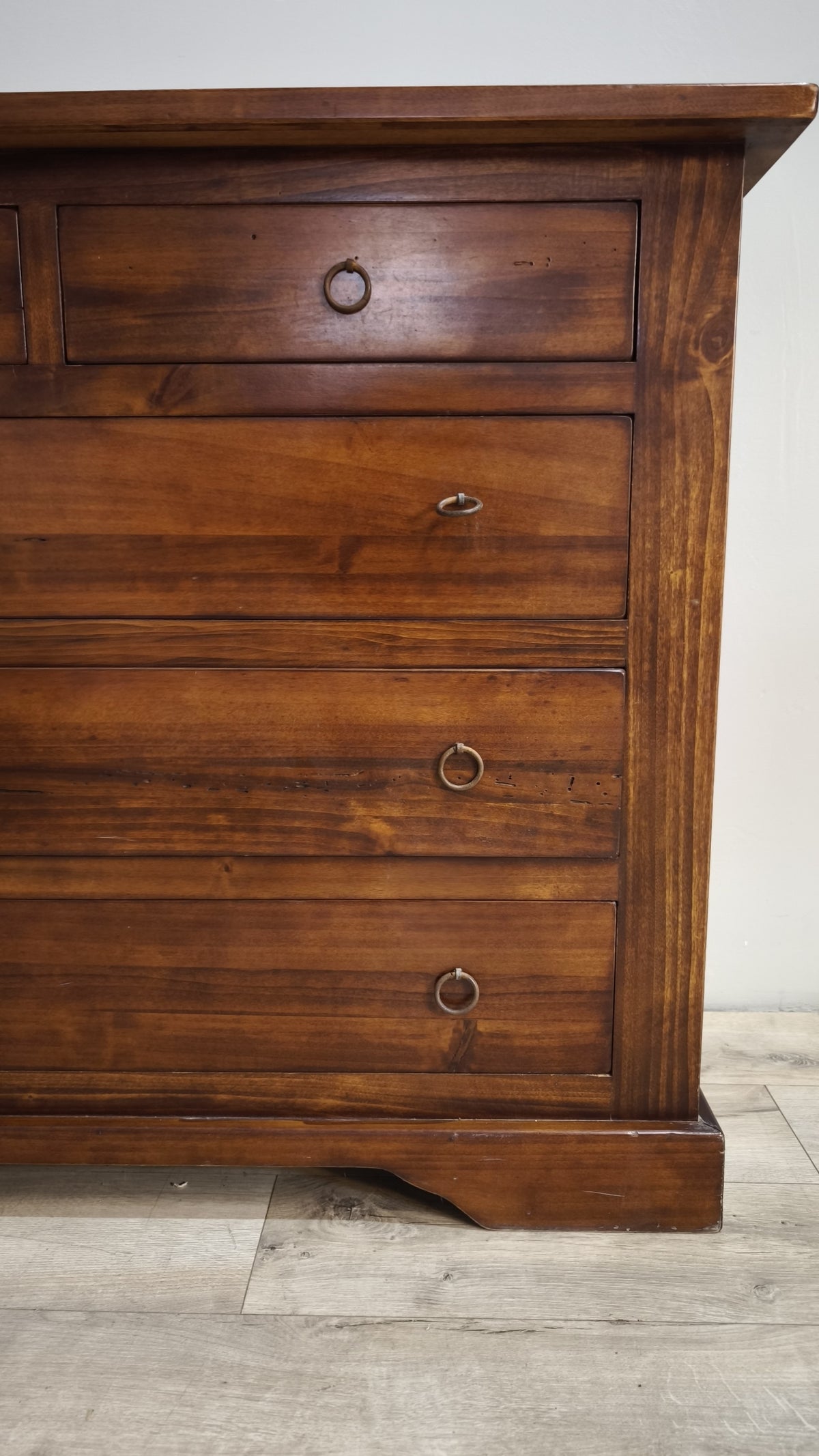 258 Cassettiera in legno con cinque cassetti