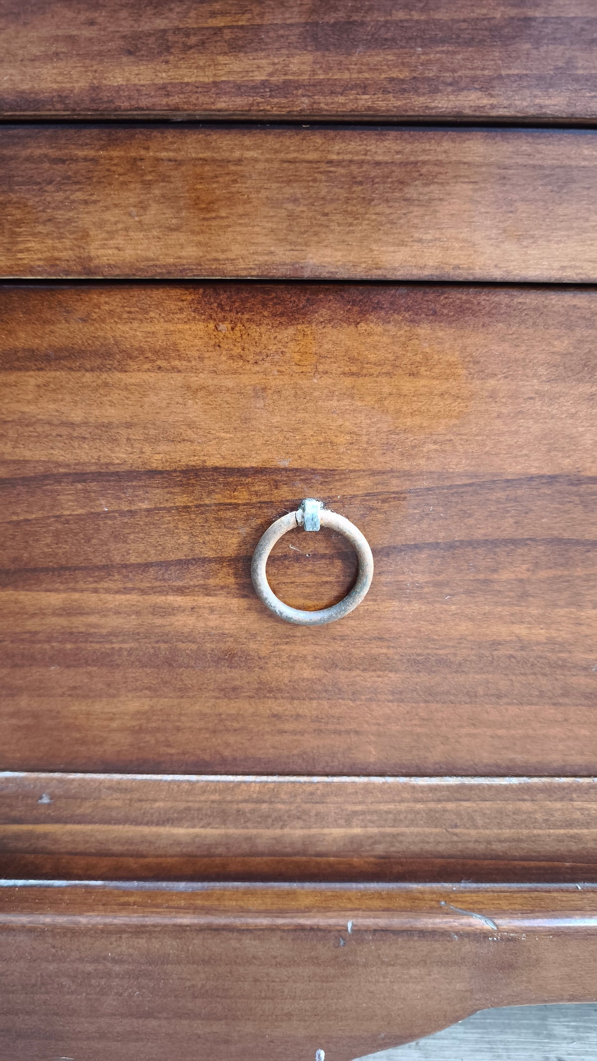 258 Cassettiera in legno con cinque cassetti