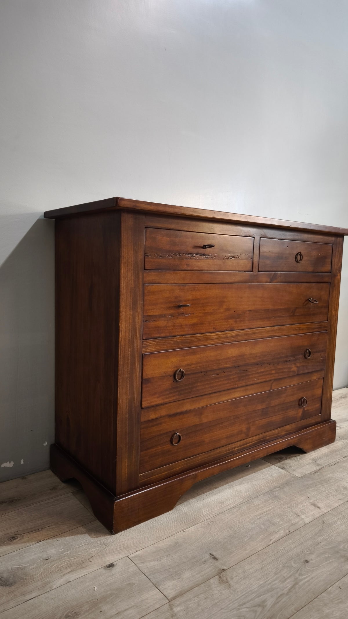 258 Cassettiera in legno con cinque cassetti