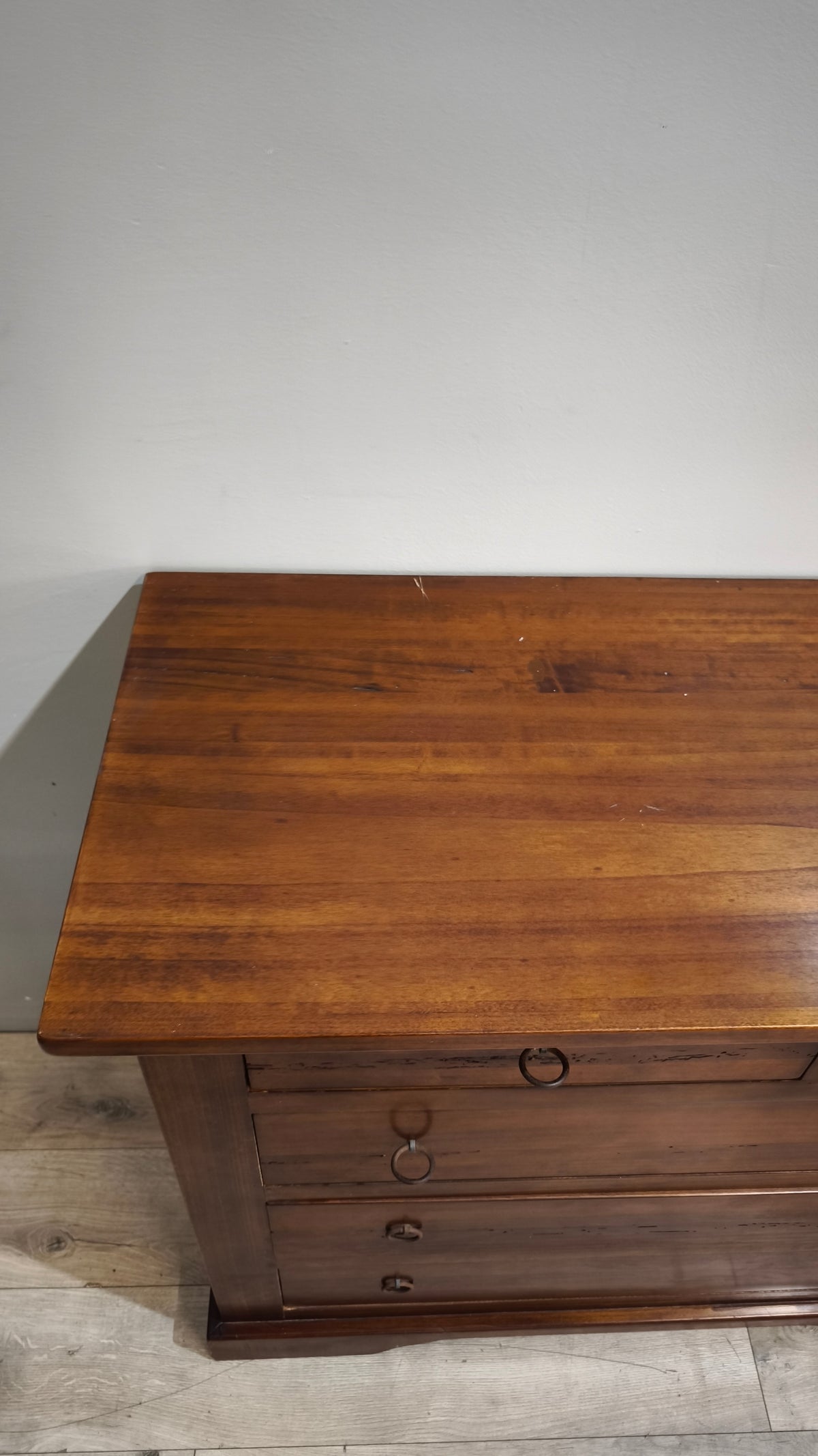 258 Cassettiera in legno con cinque cassetti