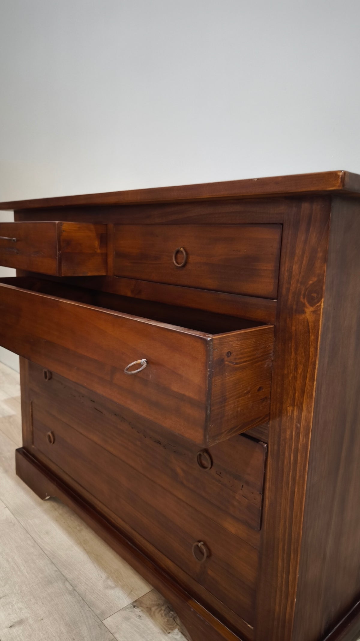 258 Cassettiera in legno con cinque cassetti