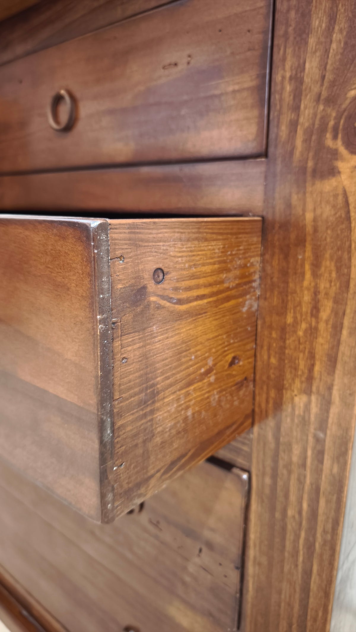 258 Cassettiera in legno con cinque cassetti