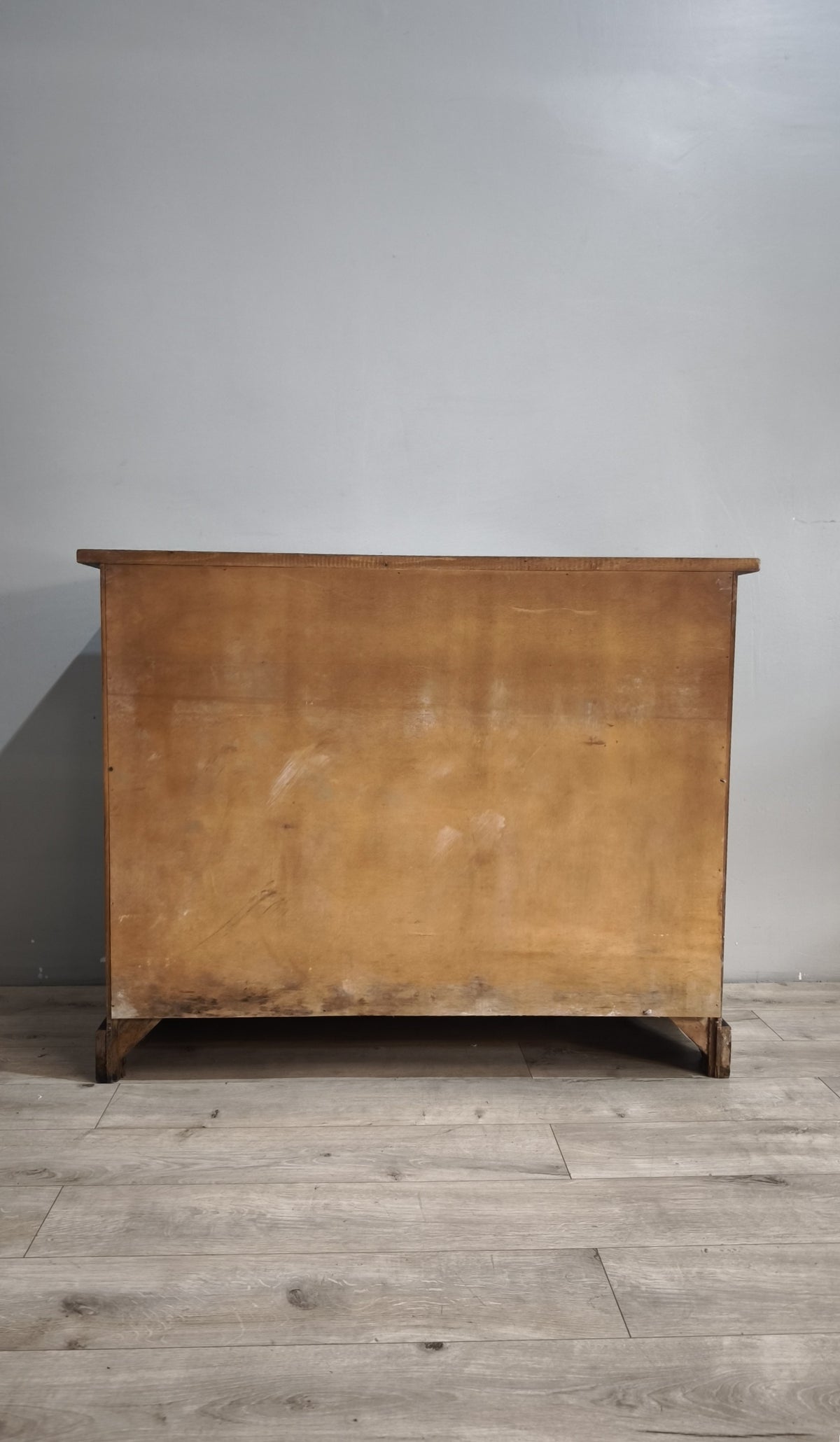 258 Cassettiera in legno con cinque cassetti