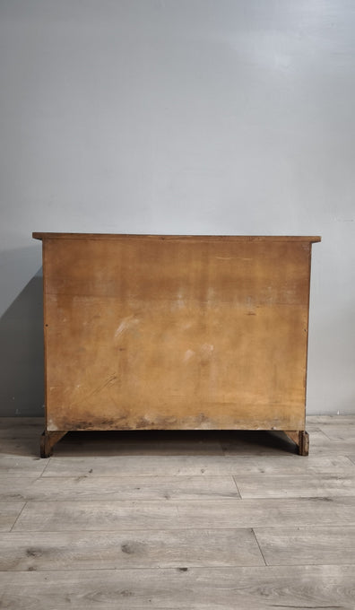 258 Cassettiera in legno con cinque cassetti