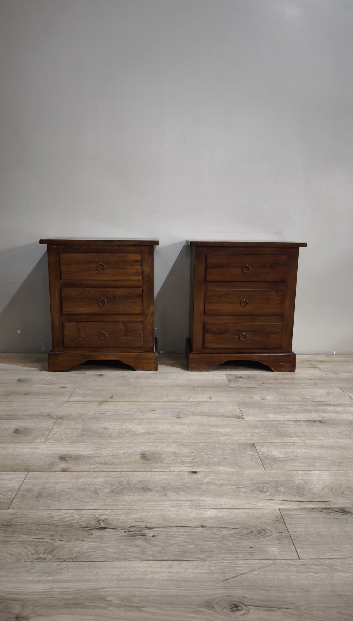 260 Coppia di comodini in legno con tre cassetti