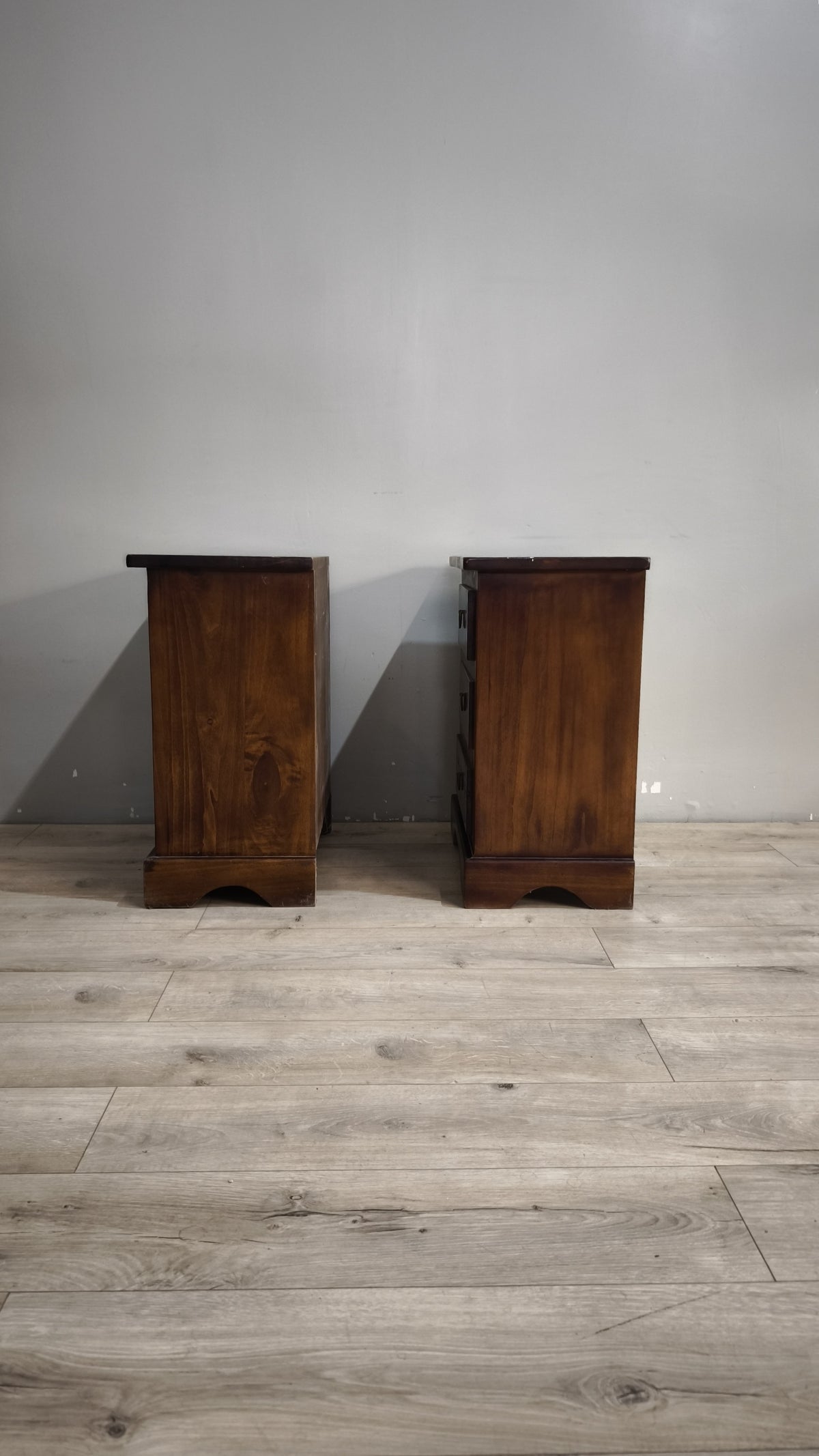 260 Coppia di comodini in legno con tre cassetti
