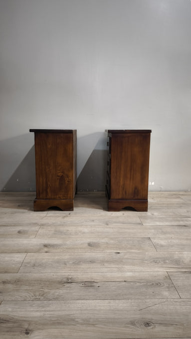 260 Coppia di comodini in legno con tre cassetti