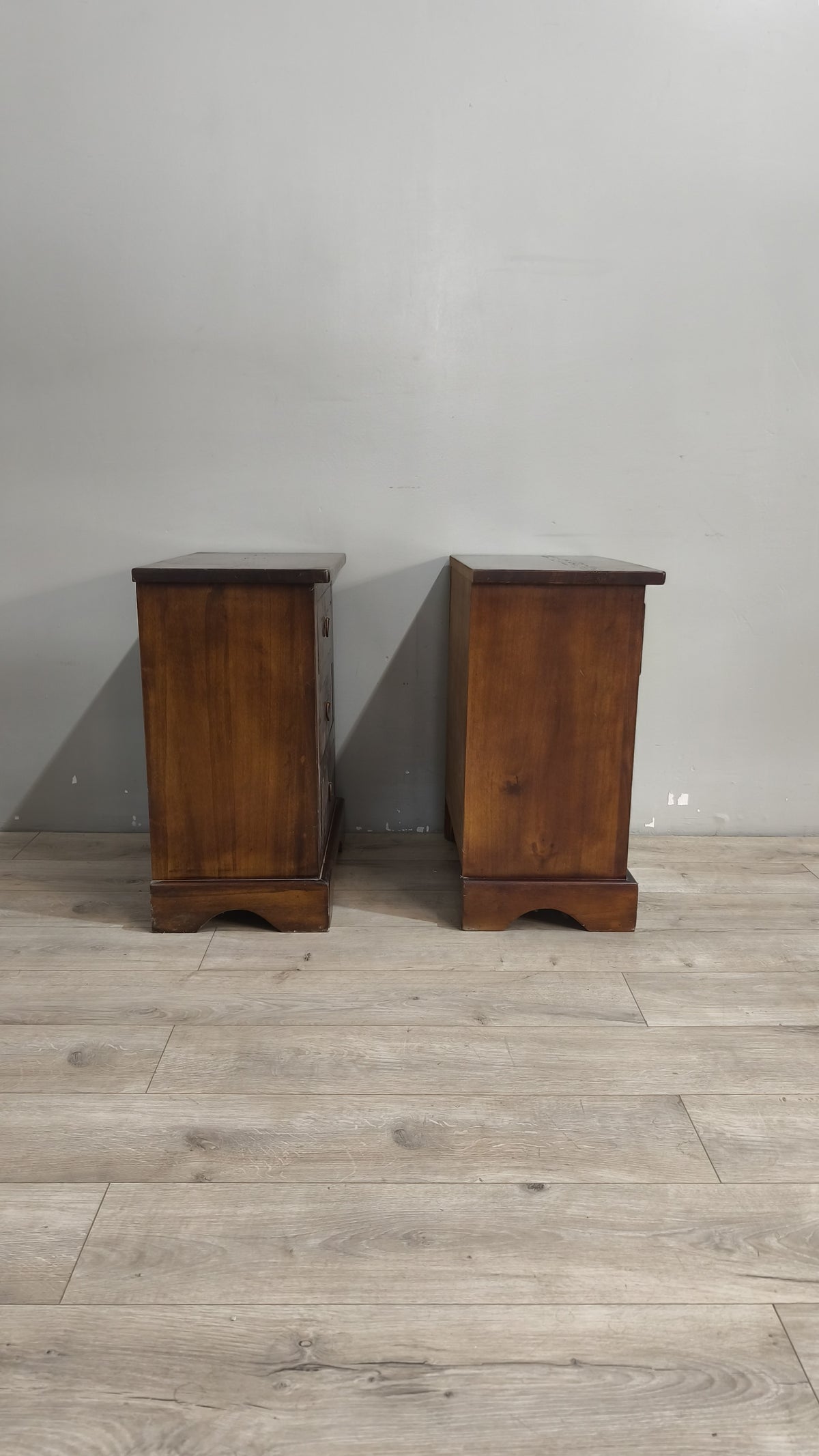 260 Coppia di comodini in legno con tre cassetti