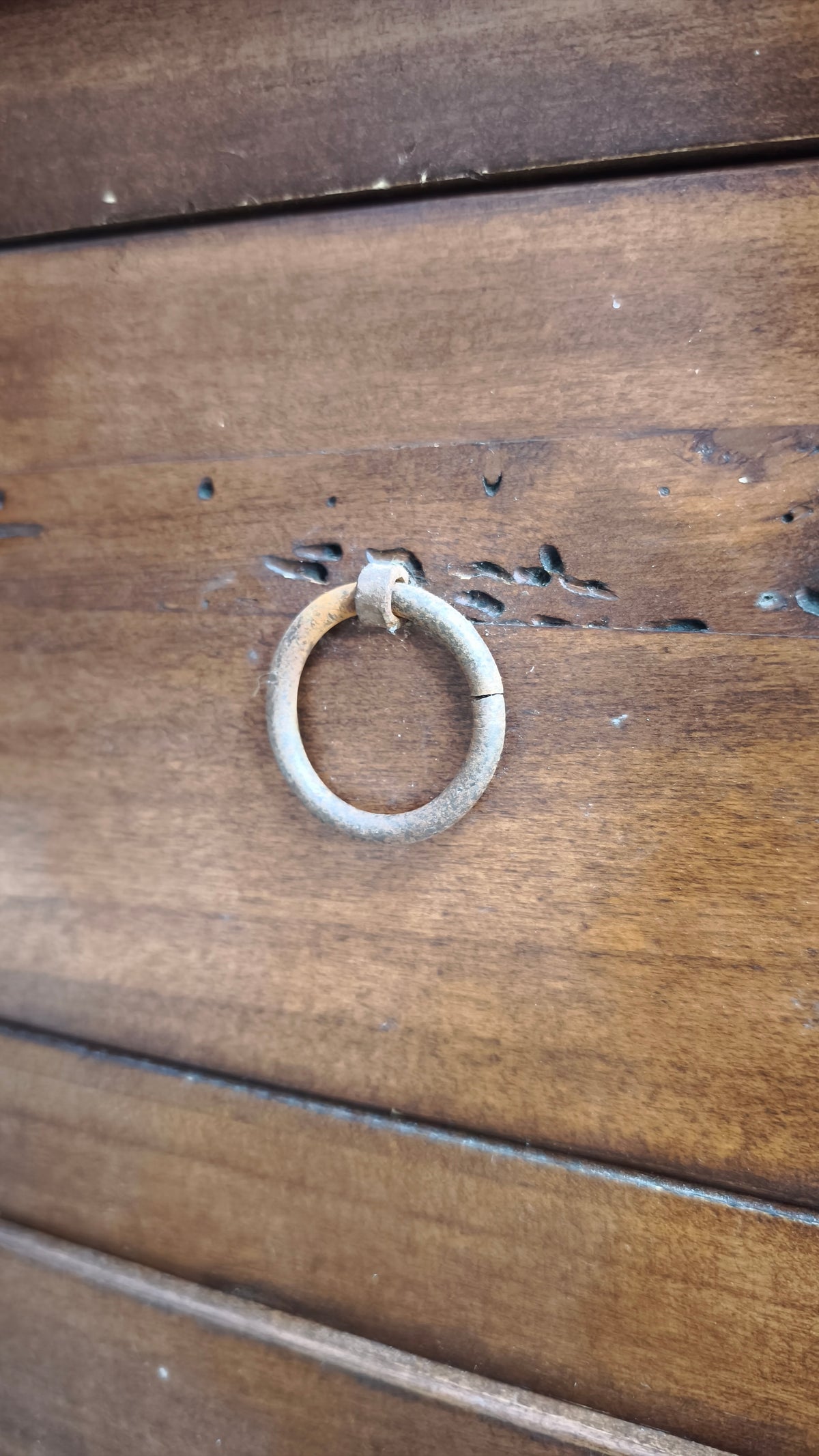 260 Coppia di comodini in legno con tre cassetti