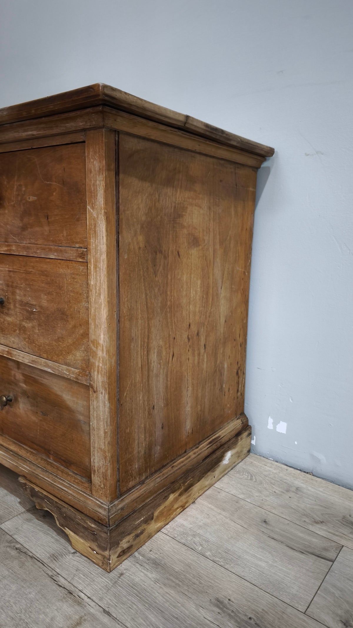 258 Comò in legno massello con tre cassetti