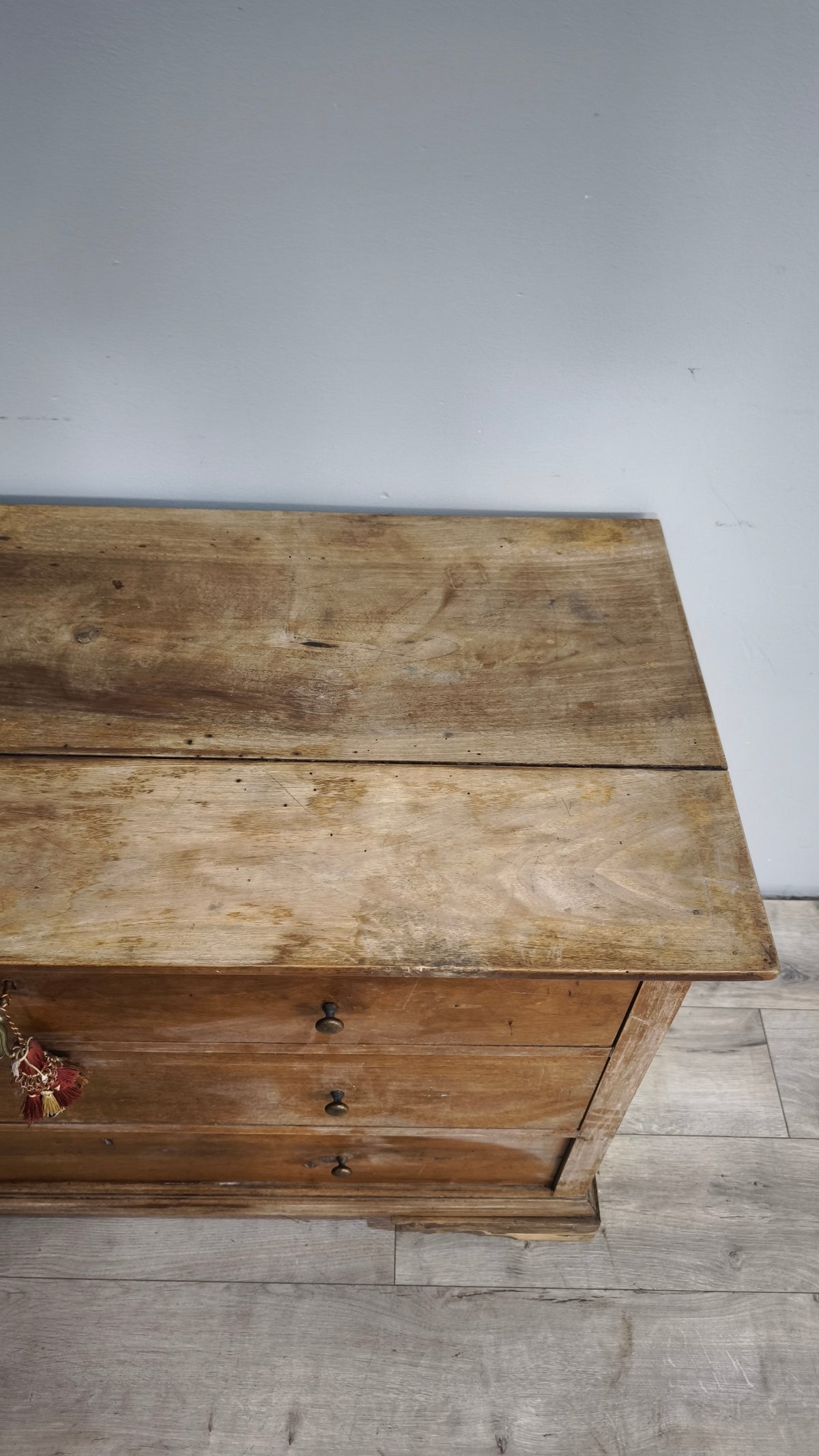 258 Comò in legno massello con tre cassetti