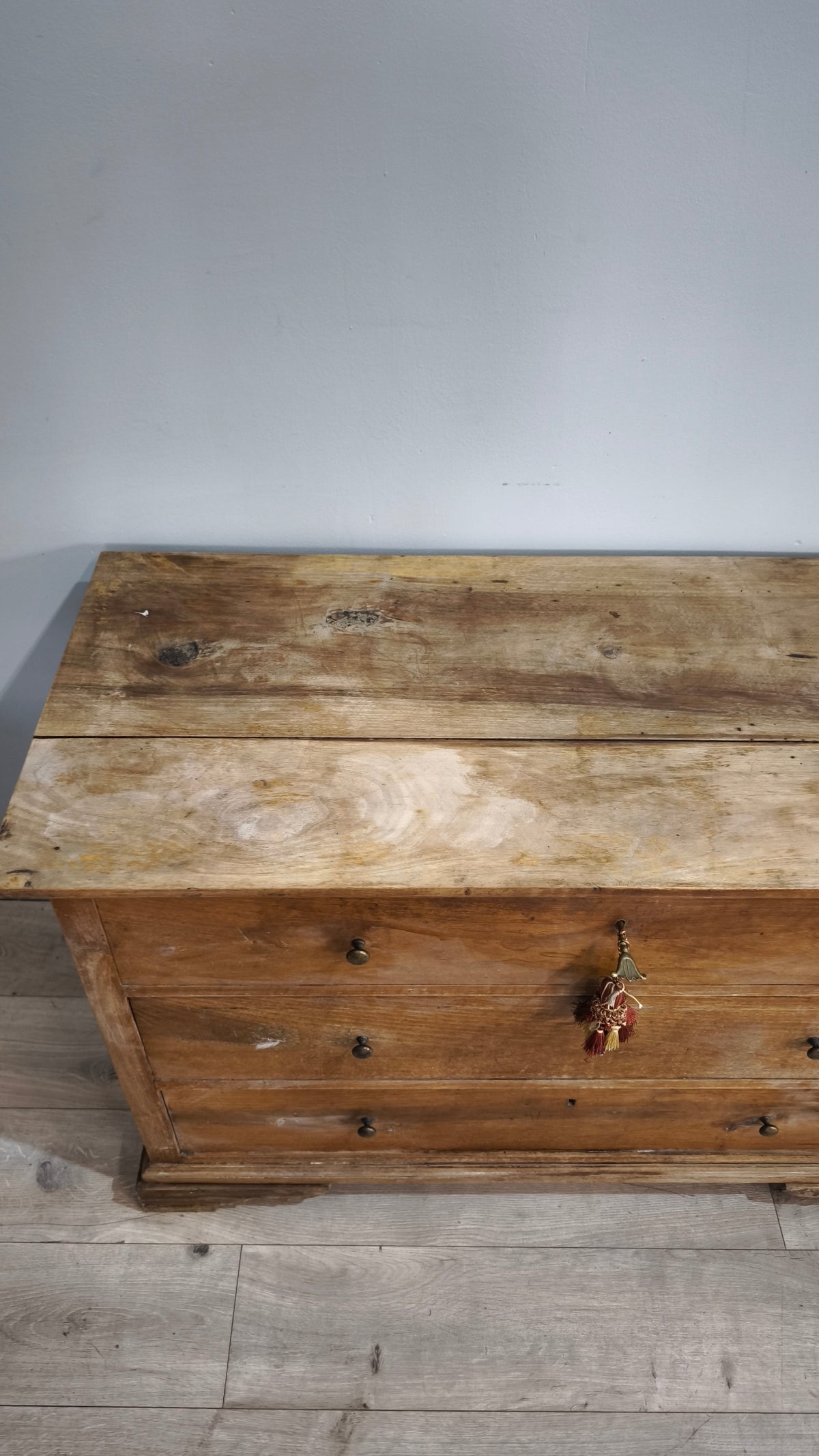 258 Comò in legno massello con tre cassetti