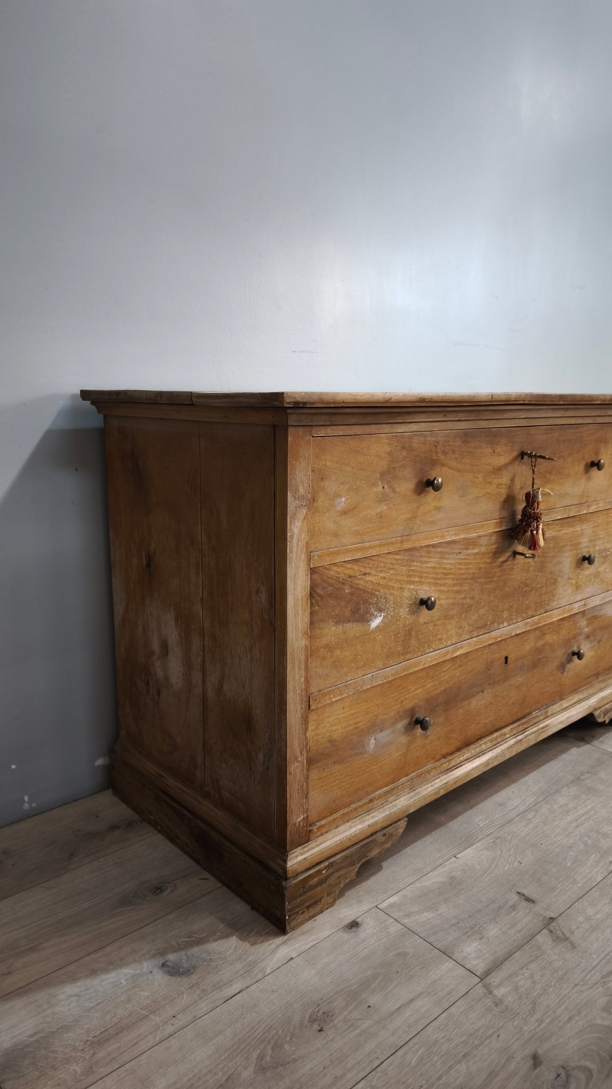 258 Comò in legno massello con tre cassetti