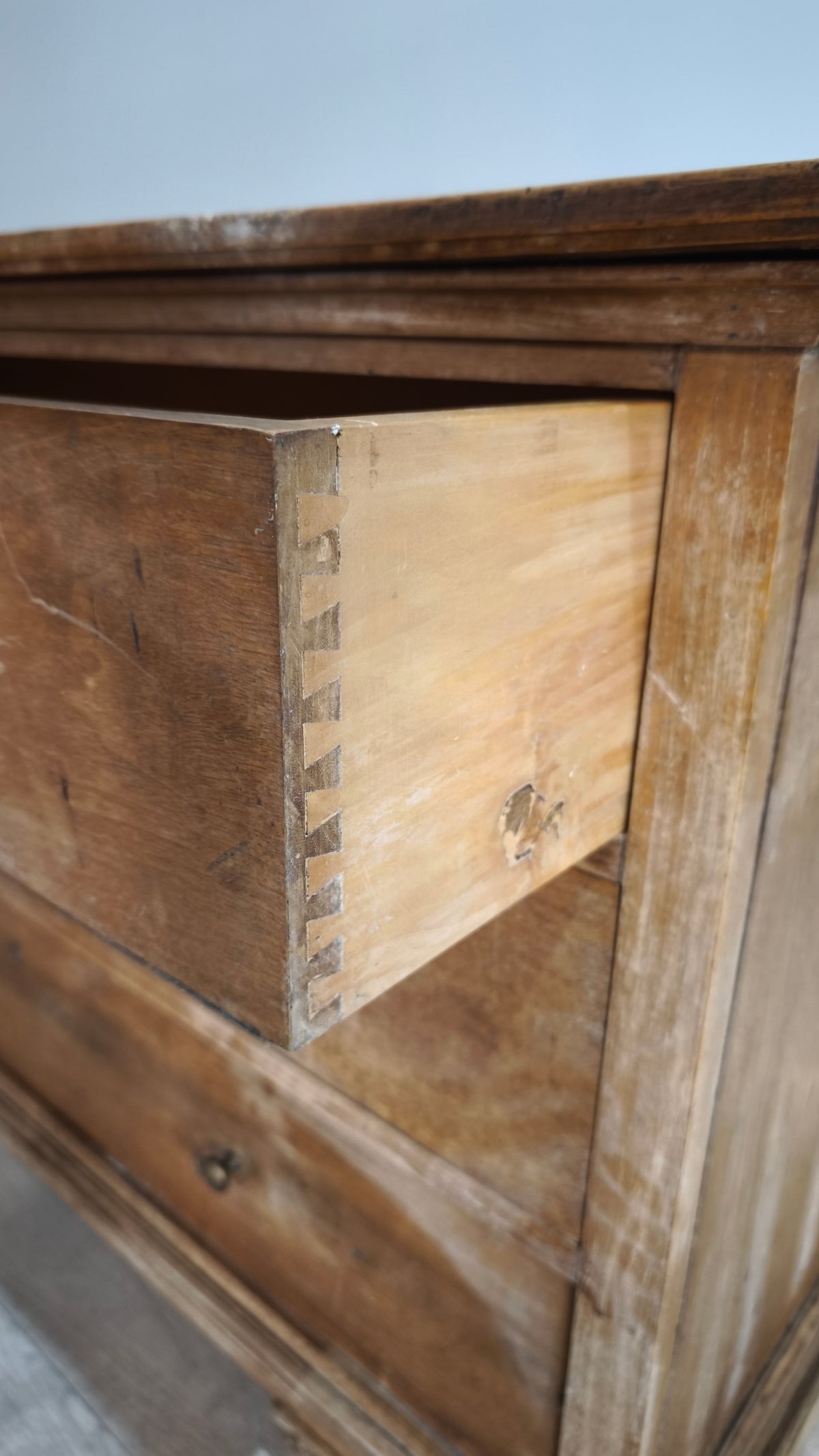 258 Comò in legno massello con tre cassetti