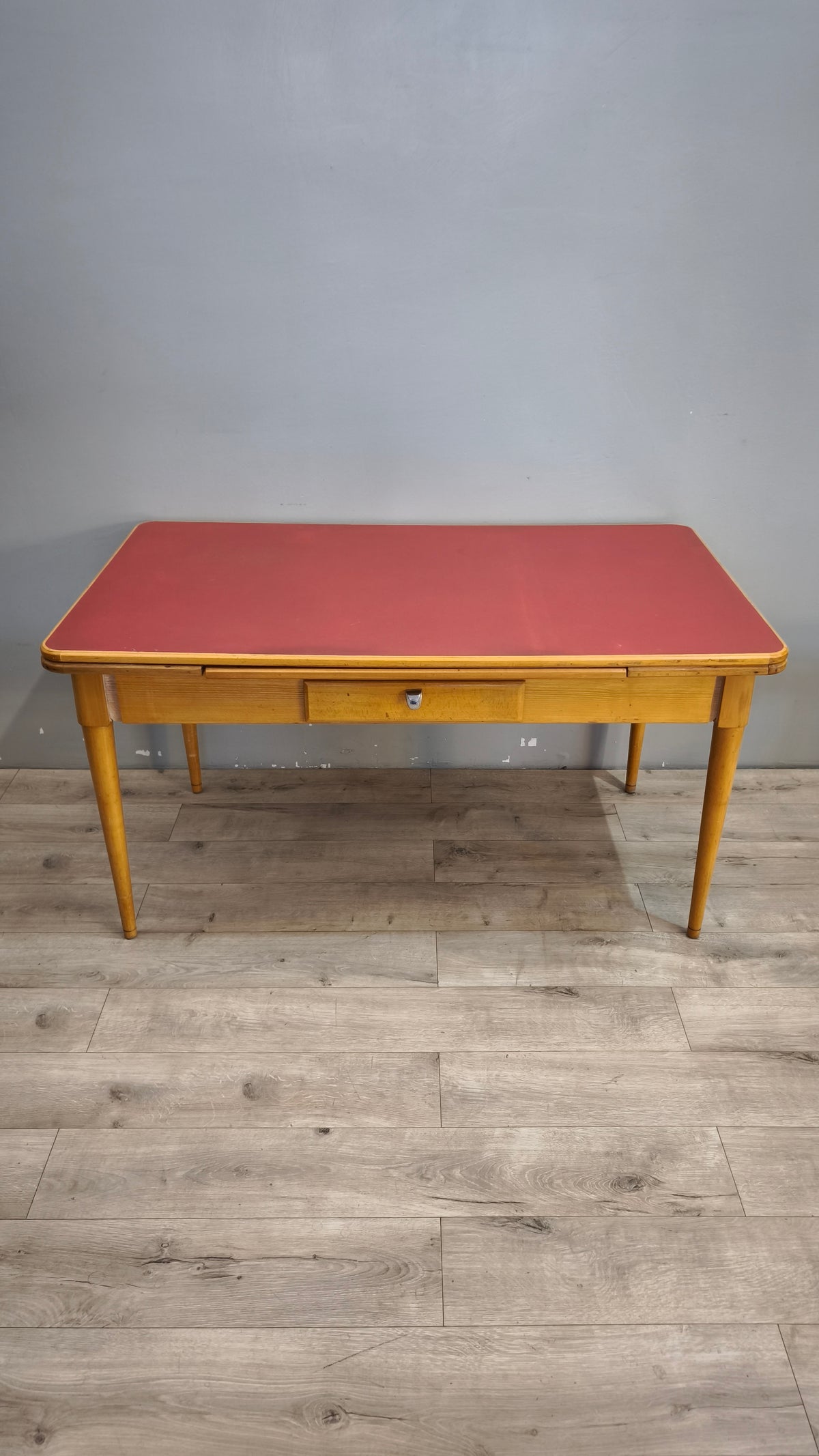 93258 Tavolo allungabile con piano in formica rossa
