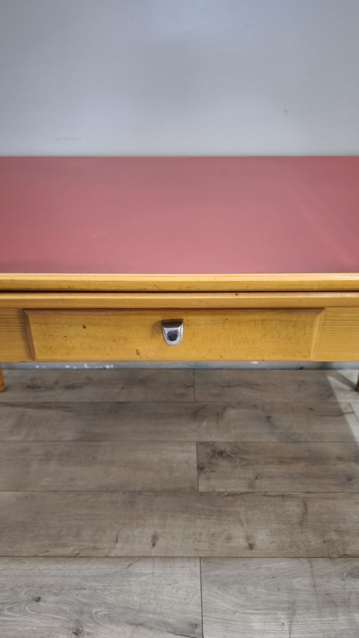 93258 Tavolo allungabile con piano in formica rossa