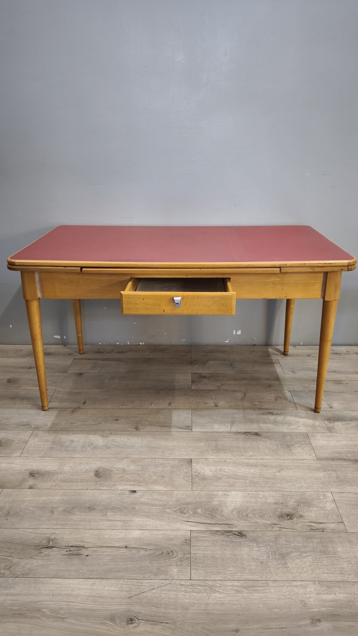 93258 Tavolo allungabile con piano in formica rossa