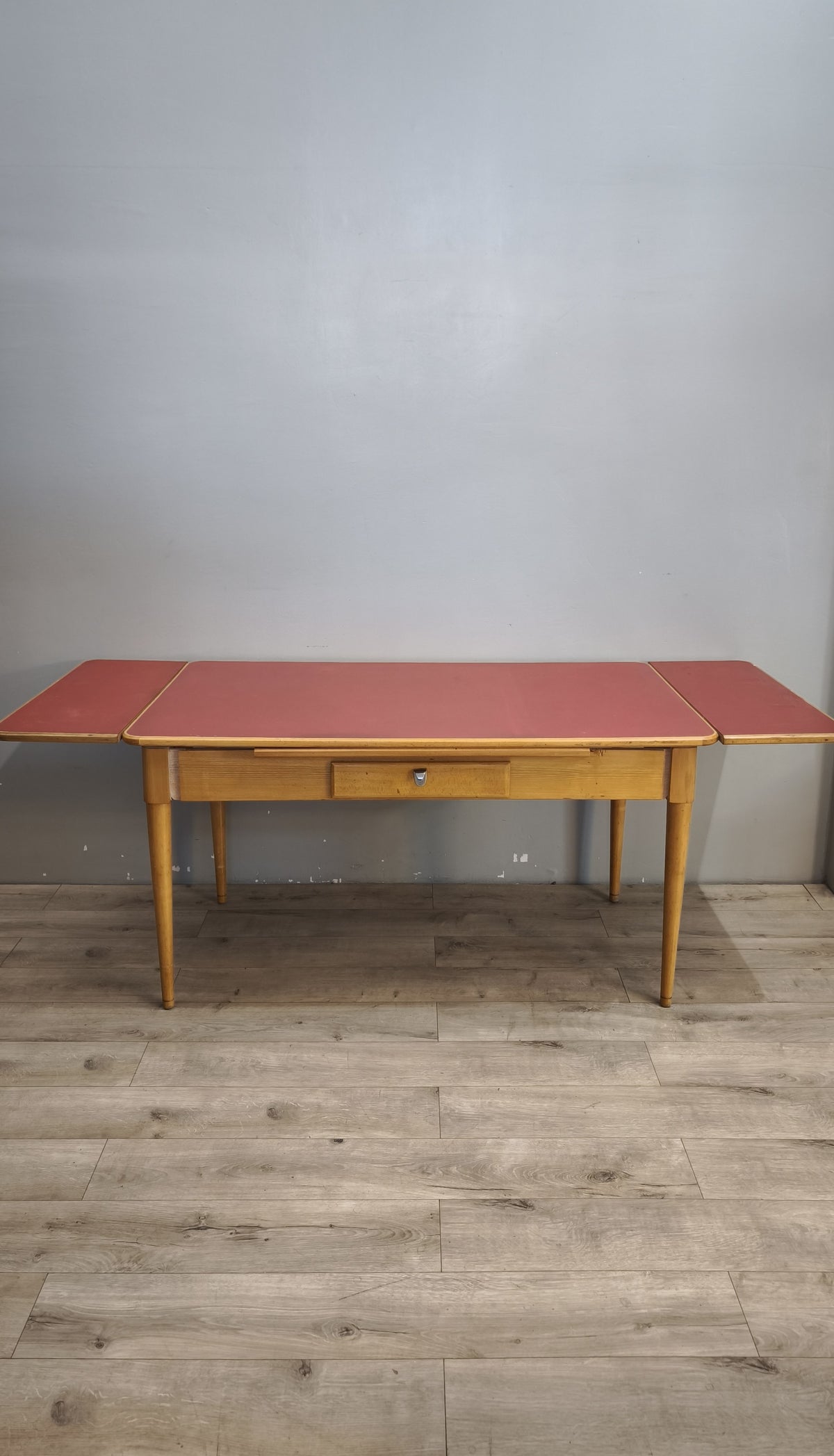 93258 Tavolo allungabile con piano in formica rossa