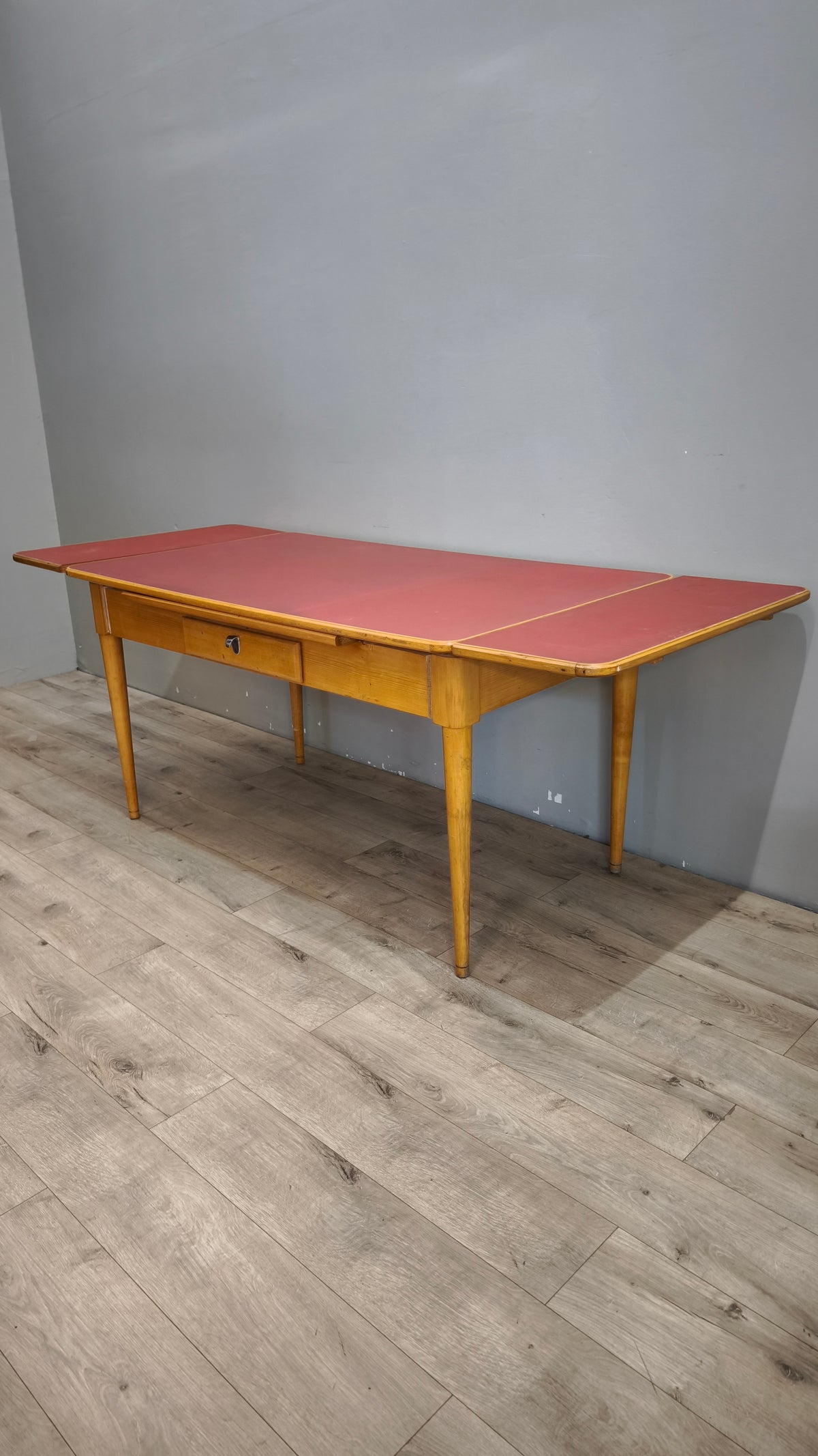 93258 Tavolo allungabile con piano in formica rossa