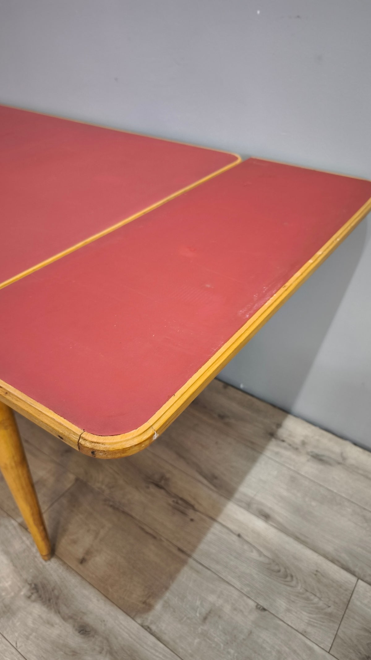 93258 Tavolo allungabile con piano in formica rossa