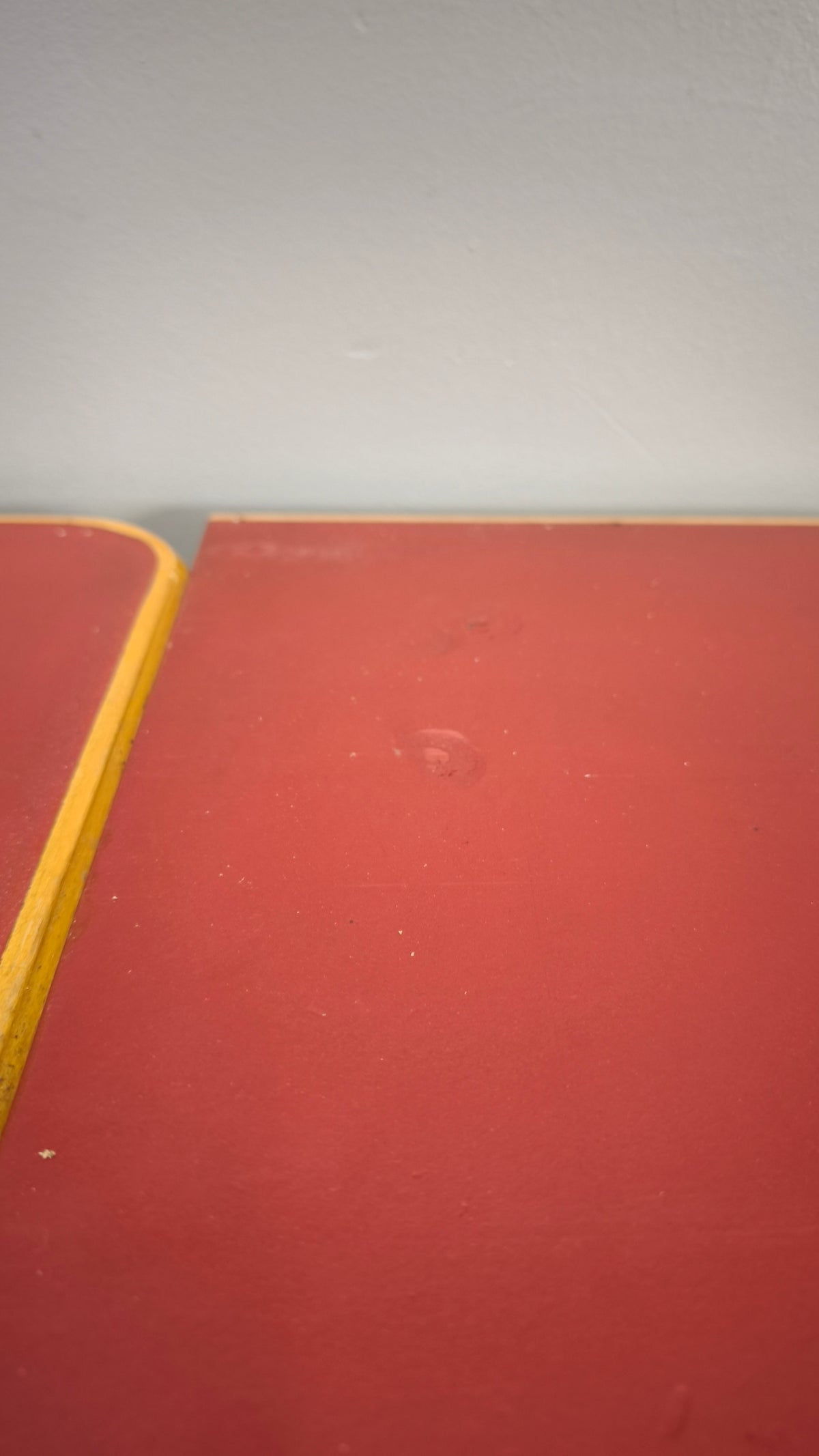 93258 Tavolo allungabile con piano in formica rossa