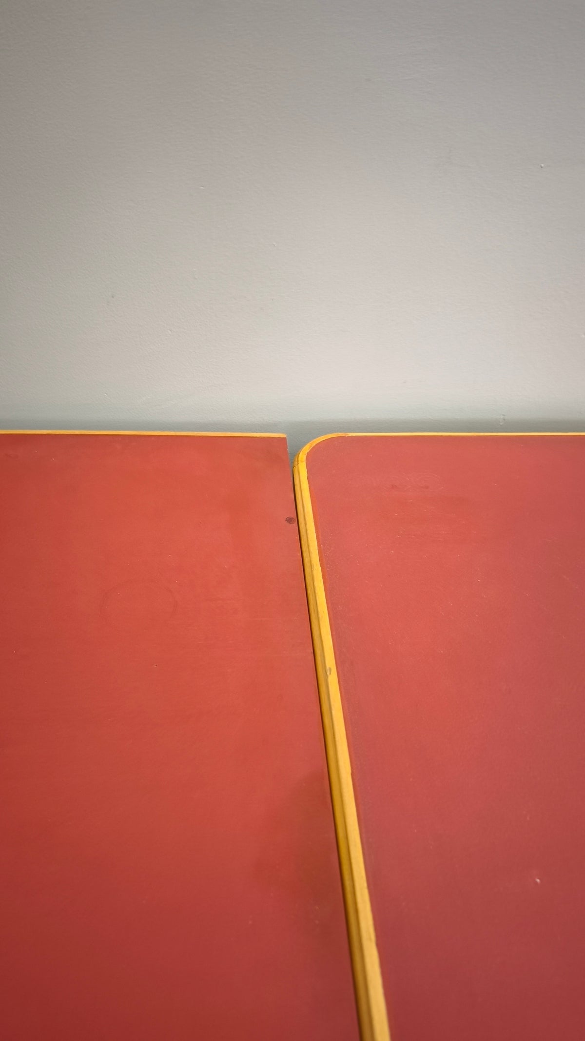 93258 Tavolo allungabile con piano in formica rossa