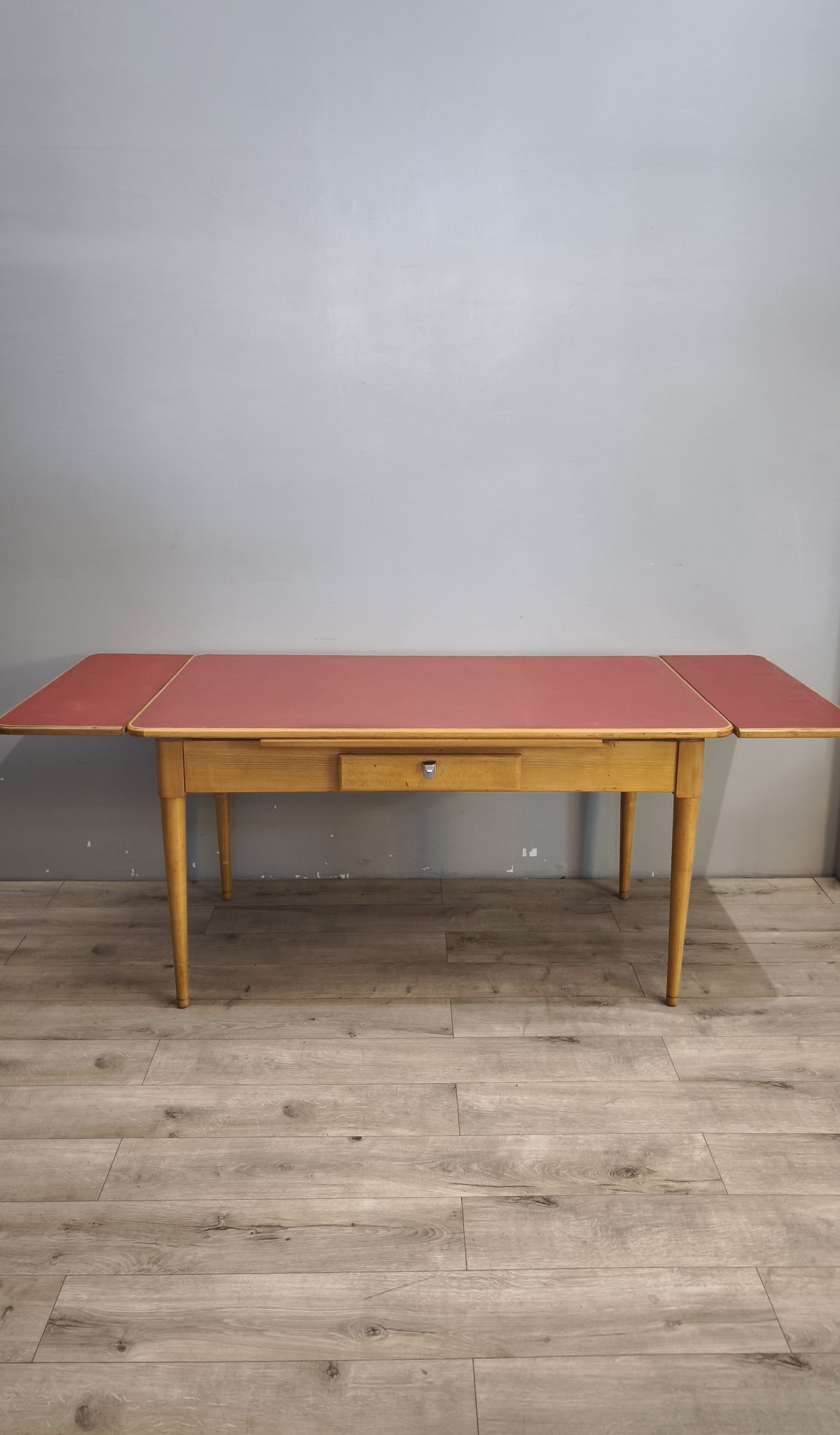 93258 Tavolo allungabile con piano in formica rossa
