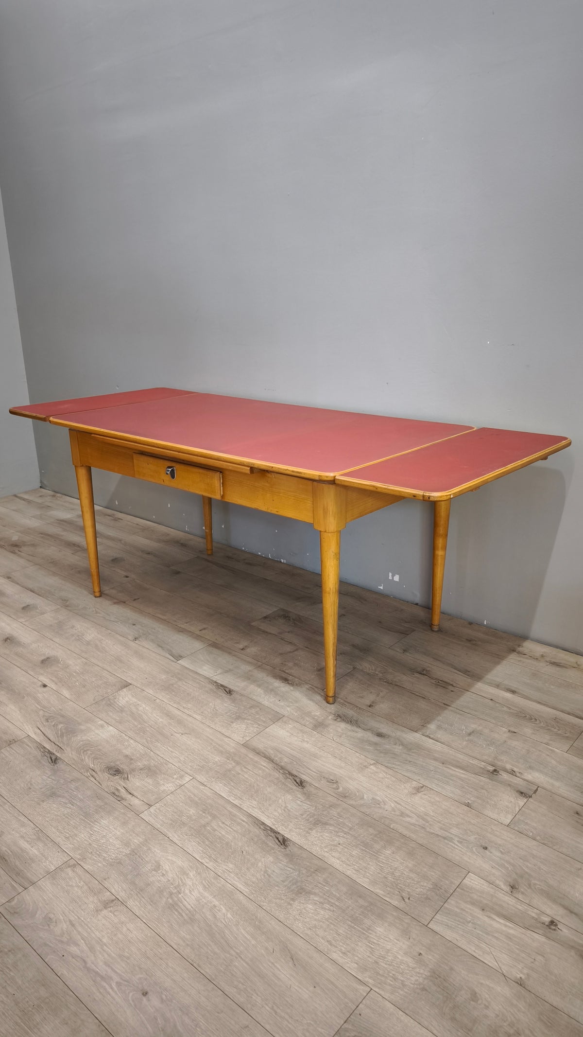 93258 Tavolo allungabile con piano in formica rossa