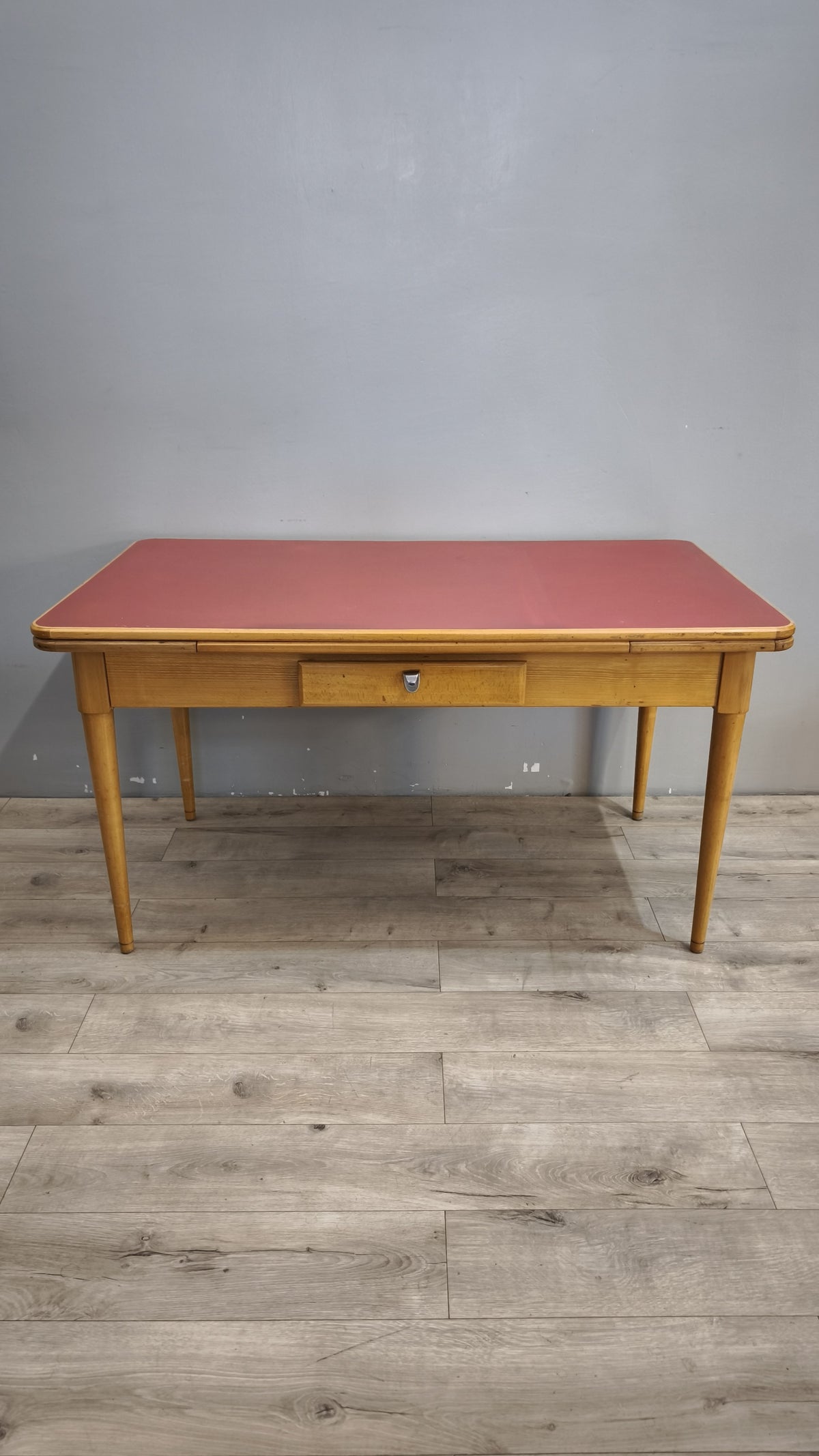 93258 Tavolo allungabile con piano in formica rossa