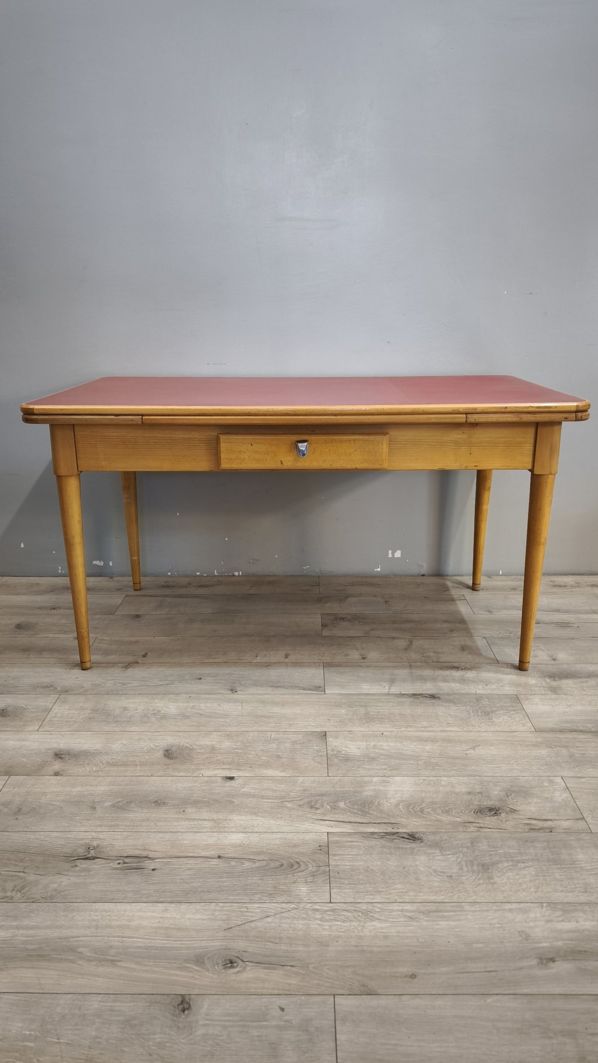 93258 Tavolo allungabile con piano in formica rossa