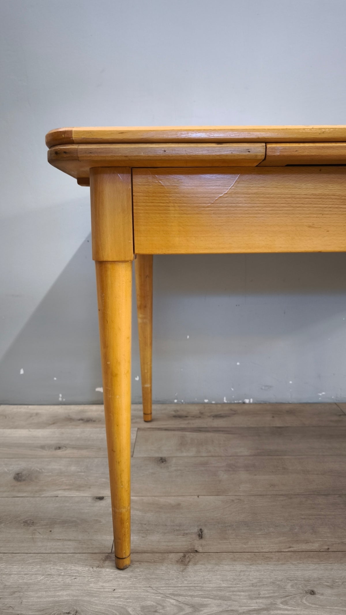 93258 Tavolo allungabile con piano in formica rossa