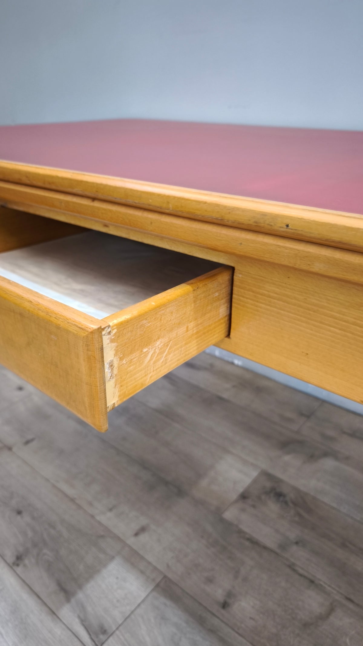 93258 Tavolo allungabile con piano in formica rossa