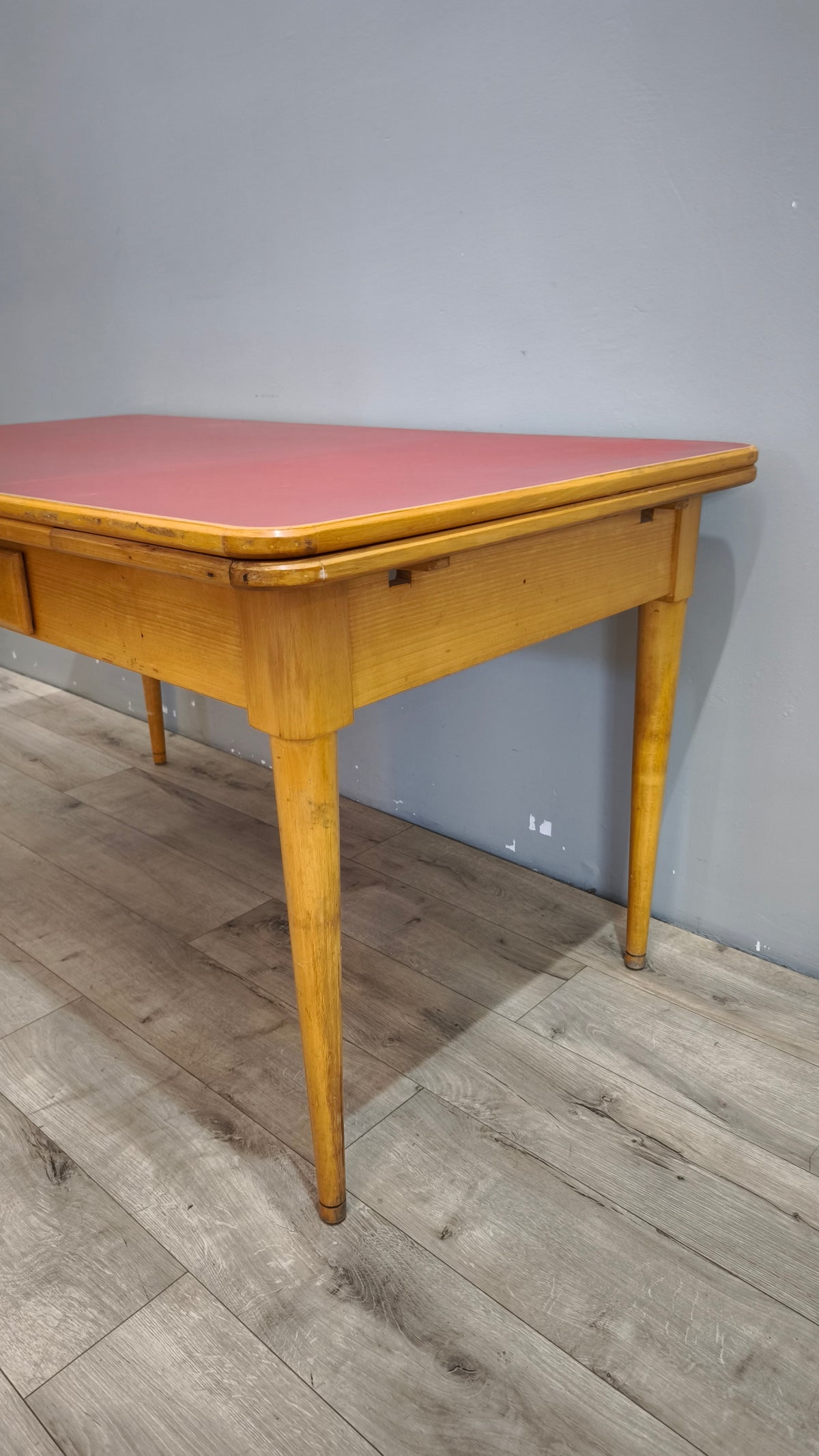 93258 Tavolo allungabile con piano in formica rossa