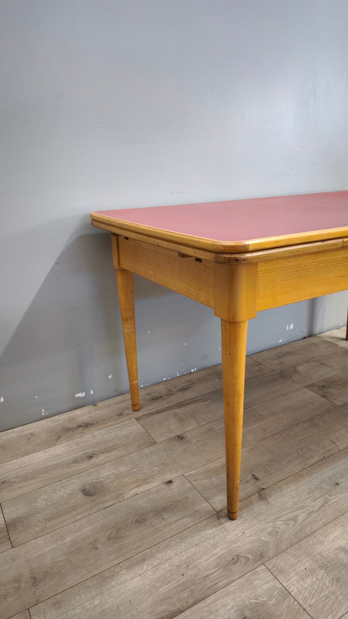93258 Tavolo allungabile con piano in formica rossa