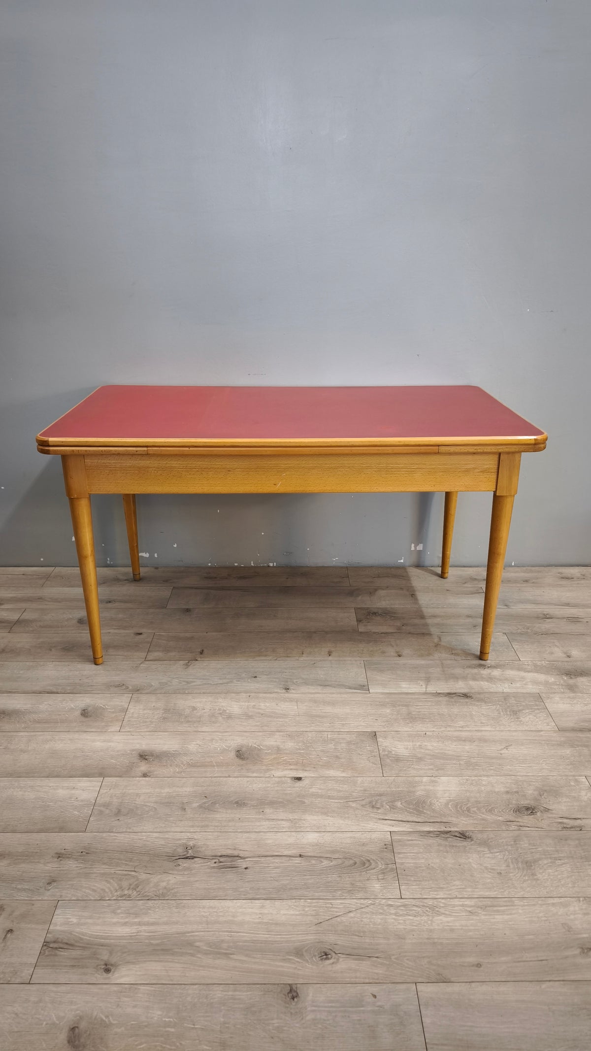 93258 Tavolo allungabile con piano in formica rossa