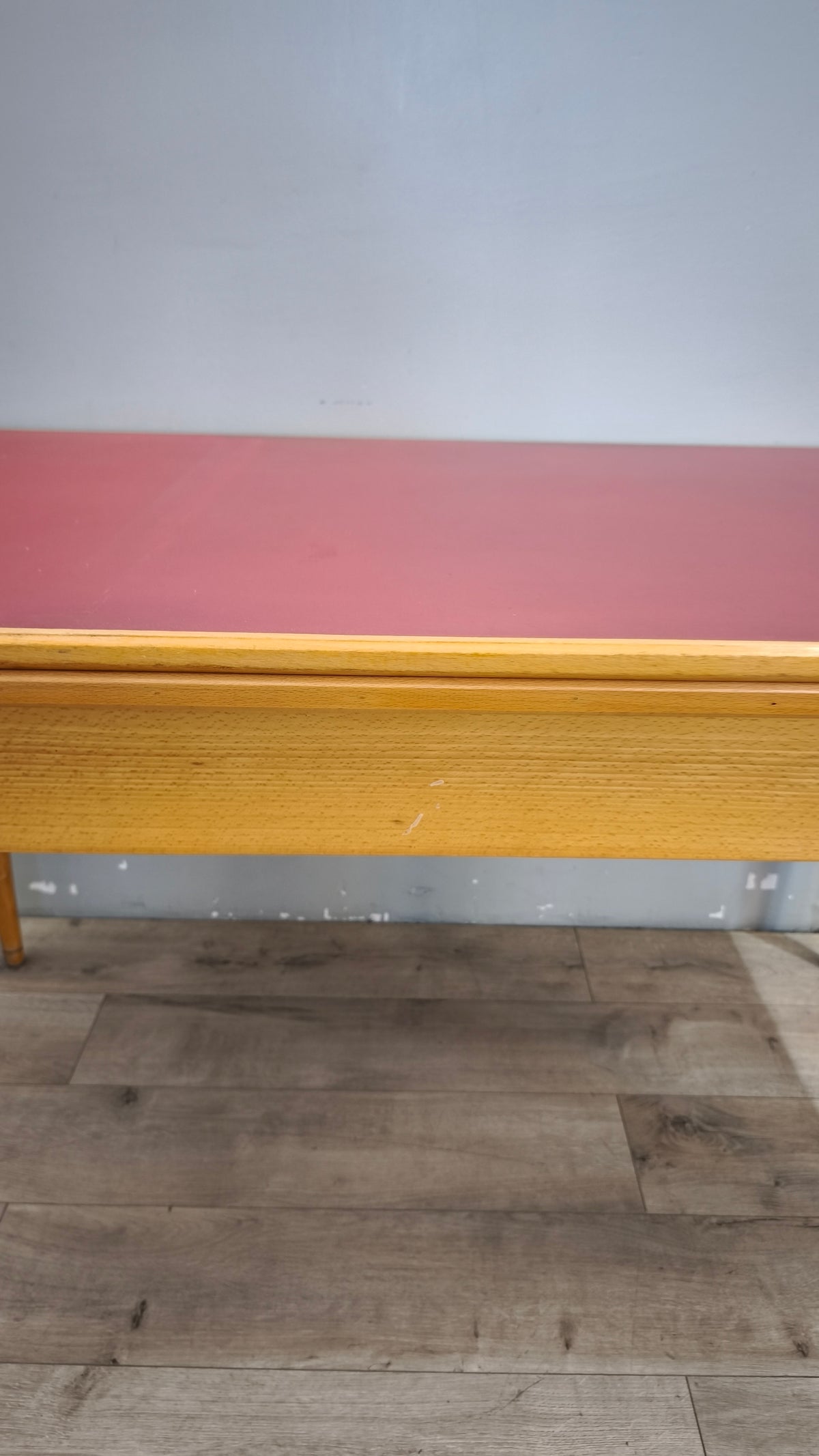 93258 Tavolo allungabile con piano in formica rossa