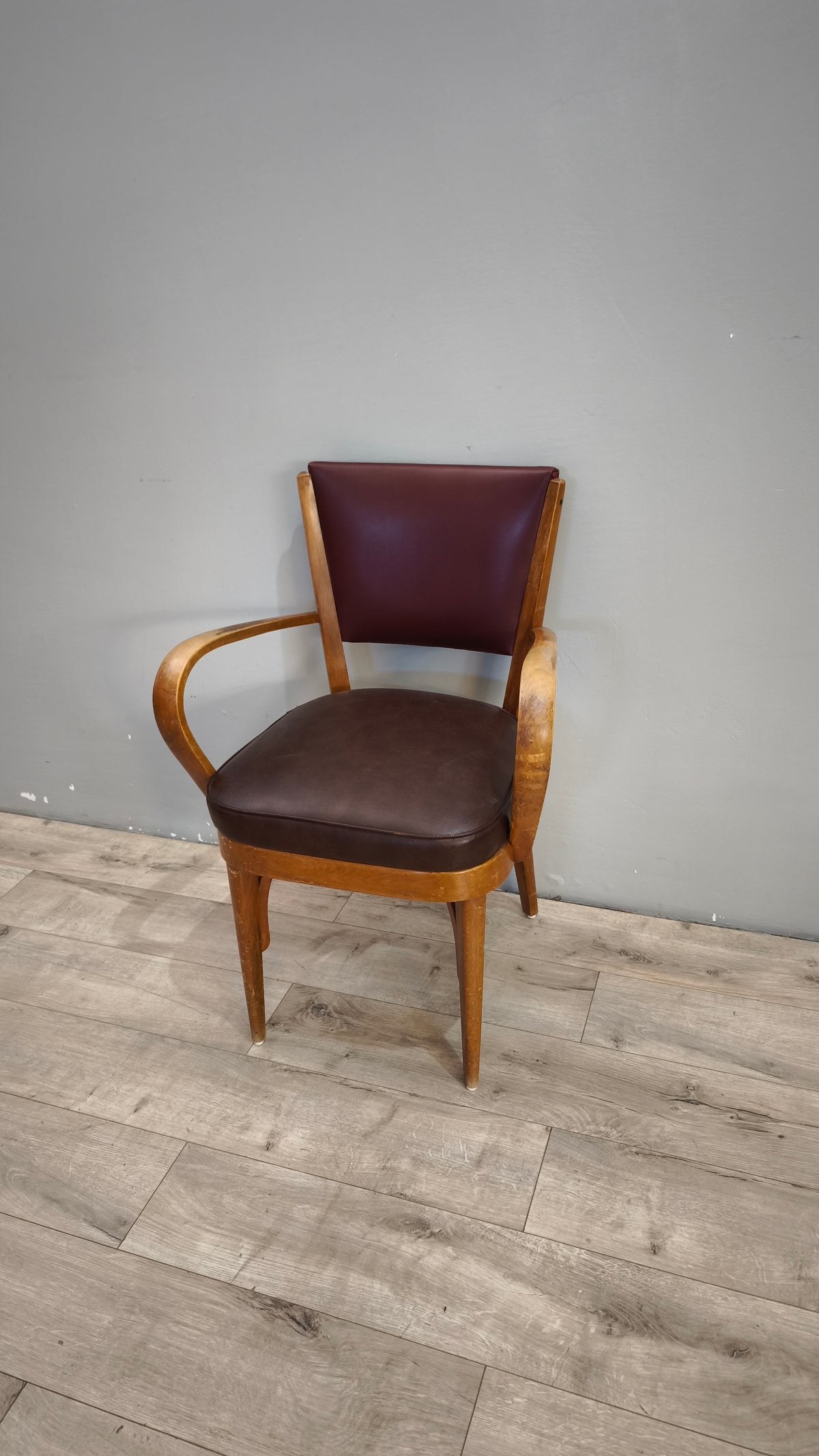 93259 Poltroncina in legno con seduta e schienale in similpelle marrone
