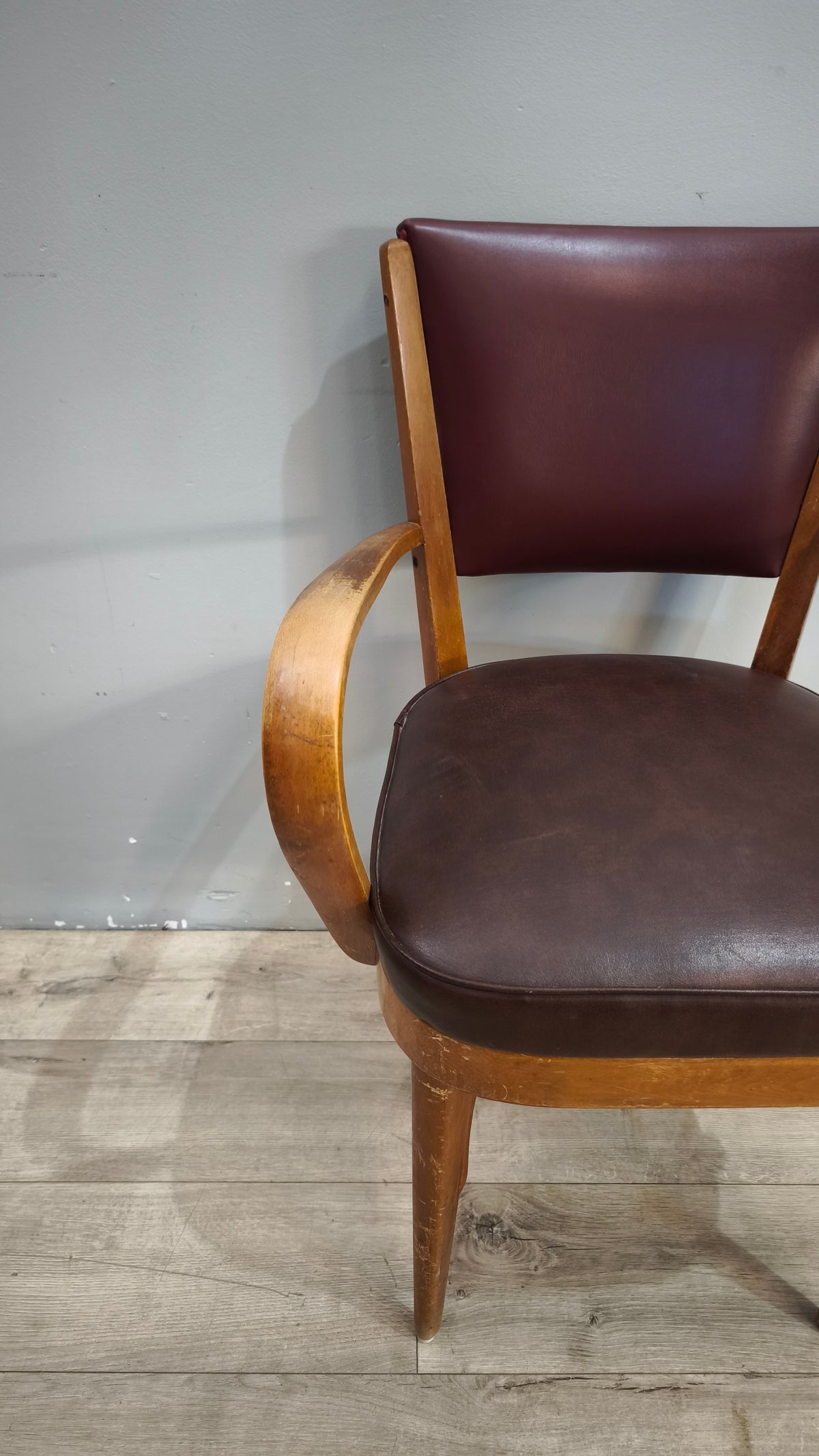 93259 Poltroncina in legno con seduta e schienale in similpelle marrone