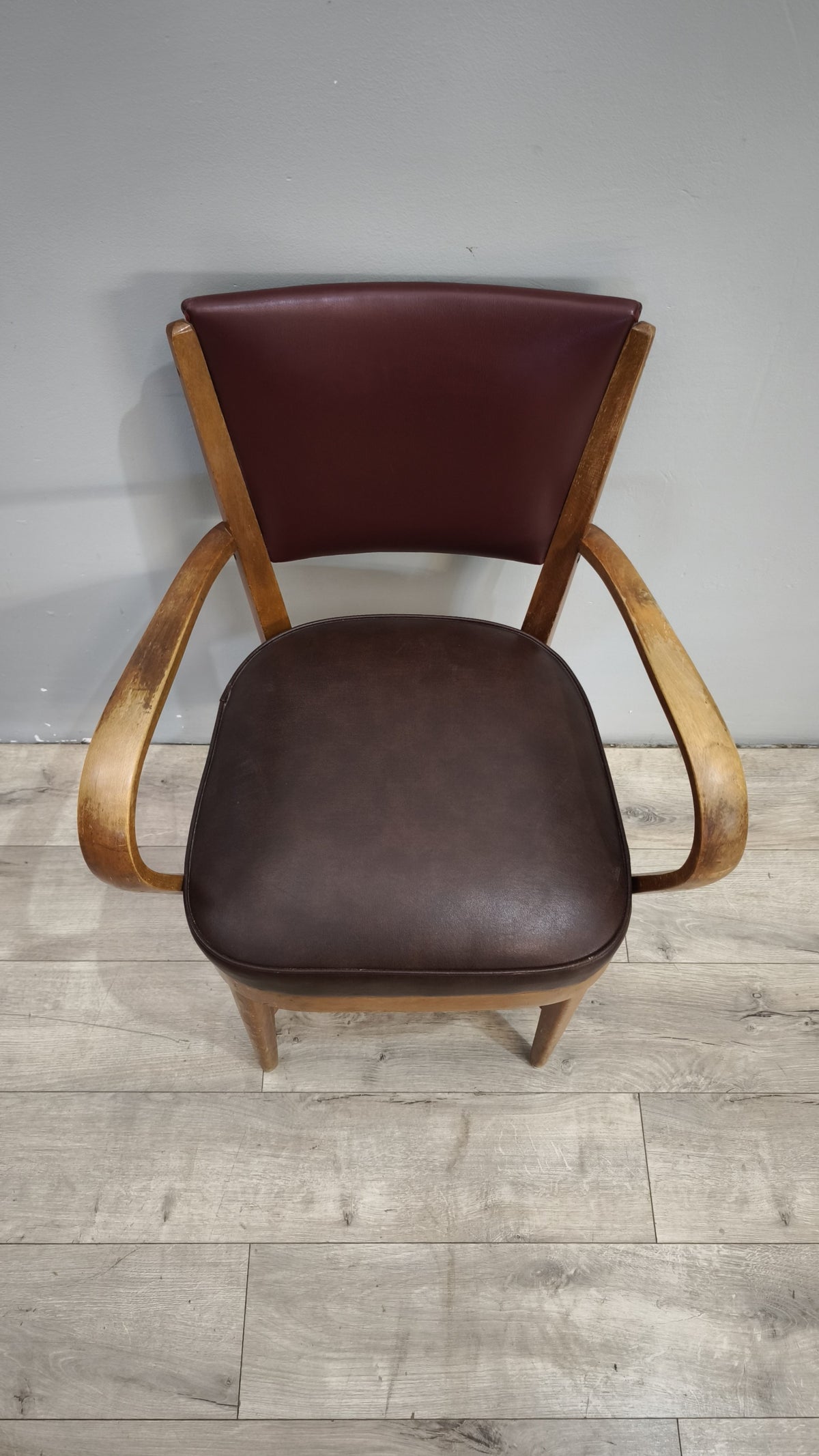 93259 Poltroncina in legno con seduta e schienale in similpelle marrone