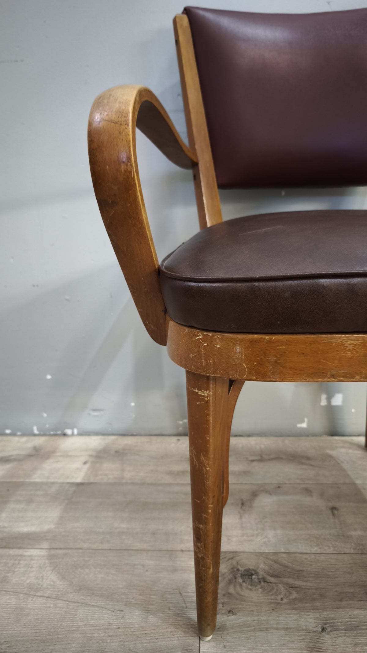 93259 Poltroncina in legno con seduta e schienale in similpelle marrone